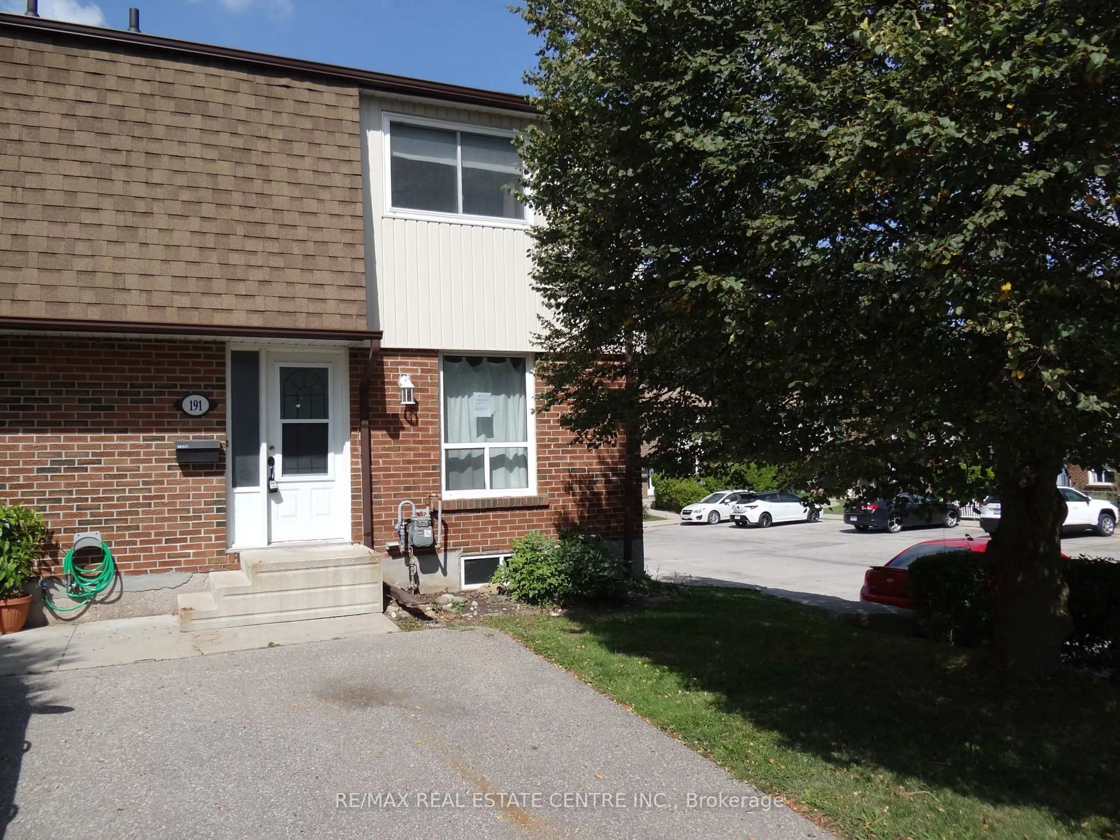 A pic from outside/outdoor area/front of a property/back of a property/a pic from drone, street for 191 Kingham Rd, Halton Hills Ontario L7J 2P3