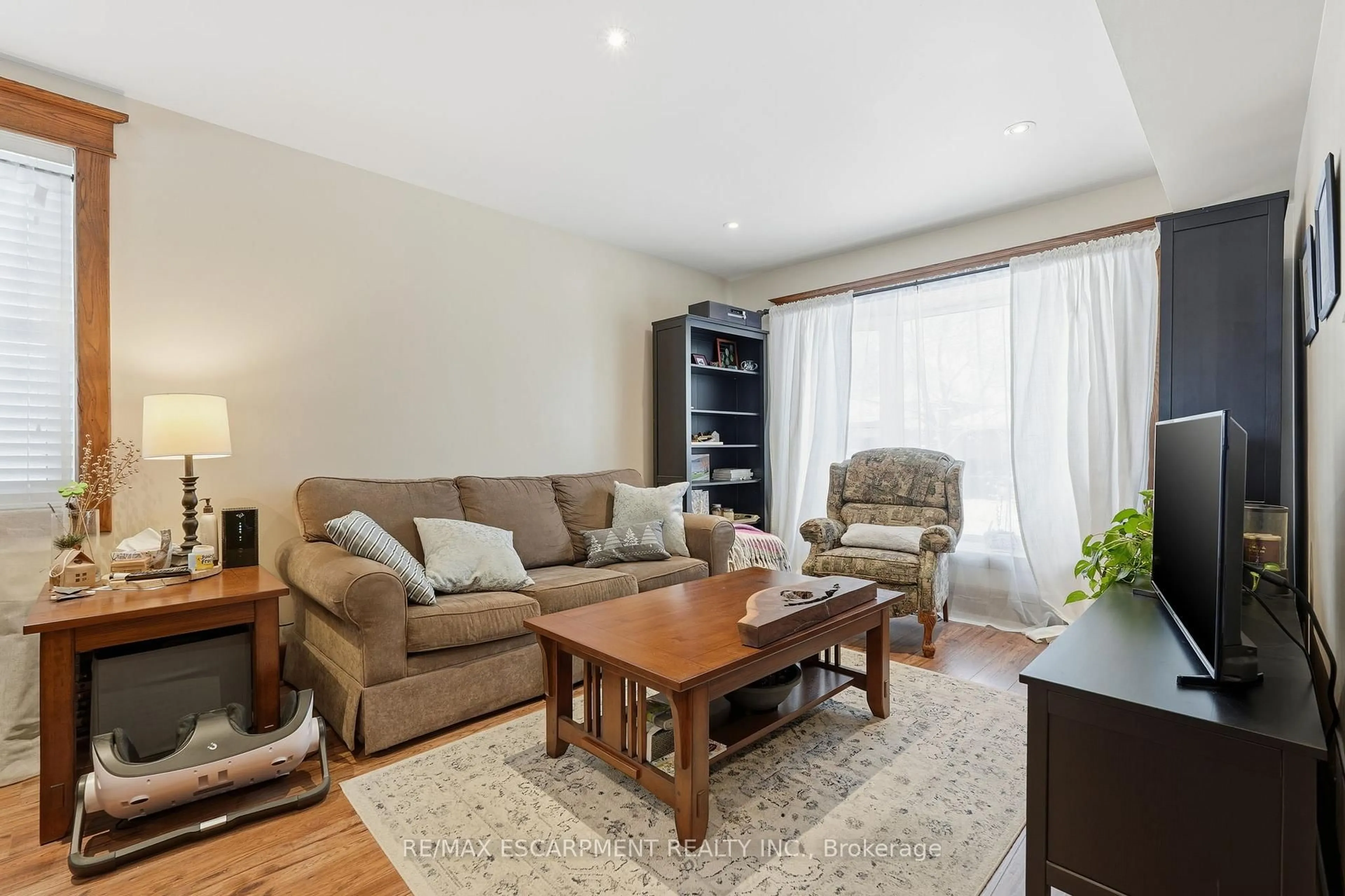 Living room with furniture, wood/laminate floor for 17 Mill St, Milton Ontario L9T 1R7
