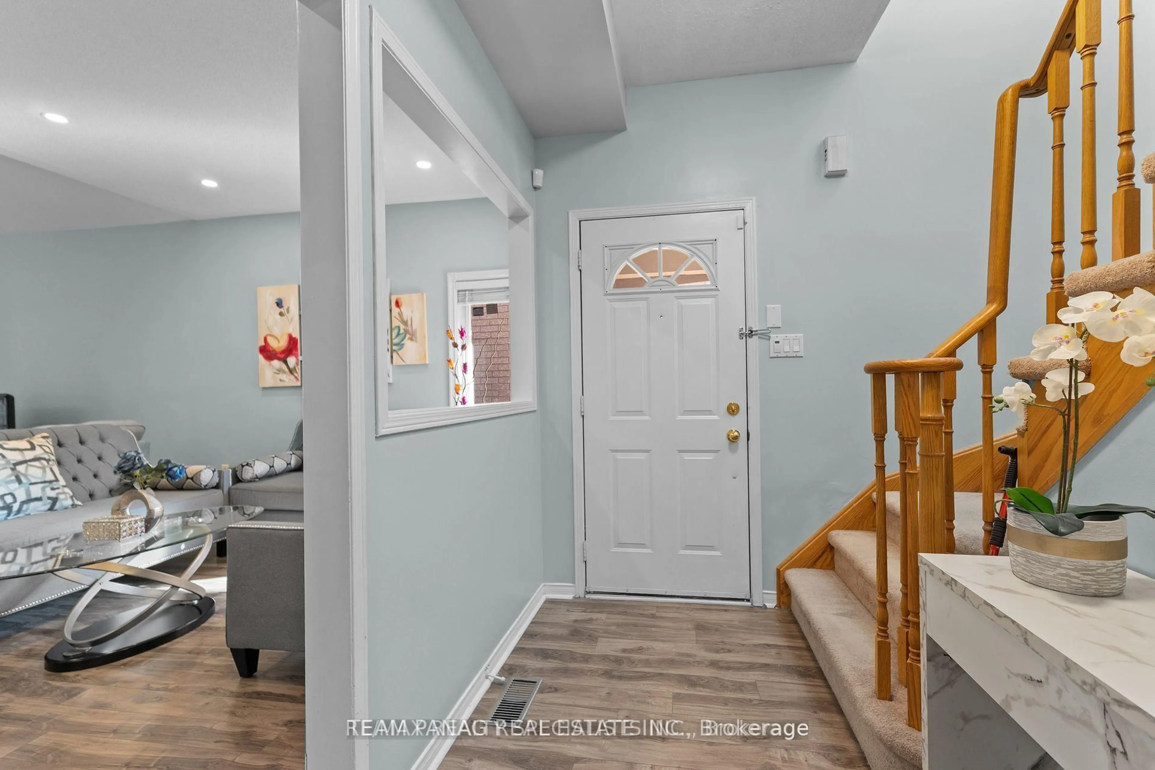 Indoor entryway for 17 Bushberry Rd, Brampton Ontario L7A 1K4