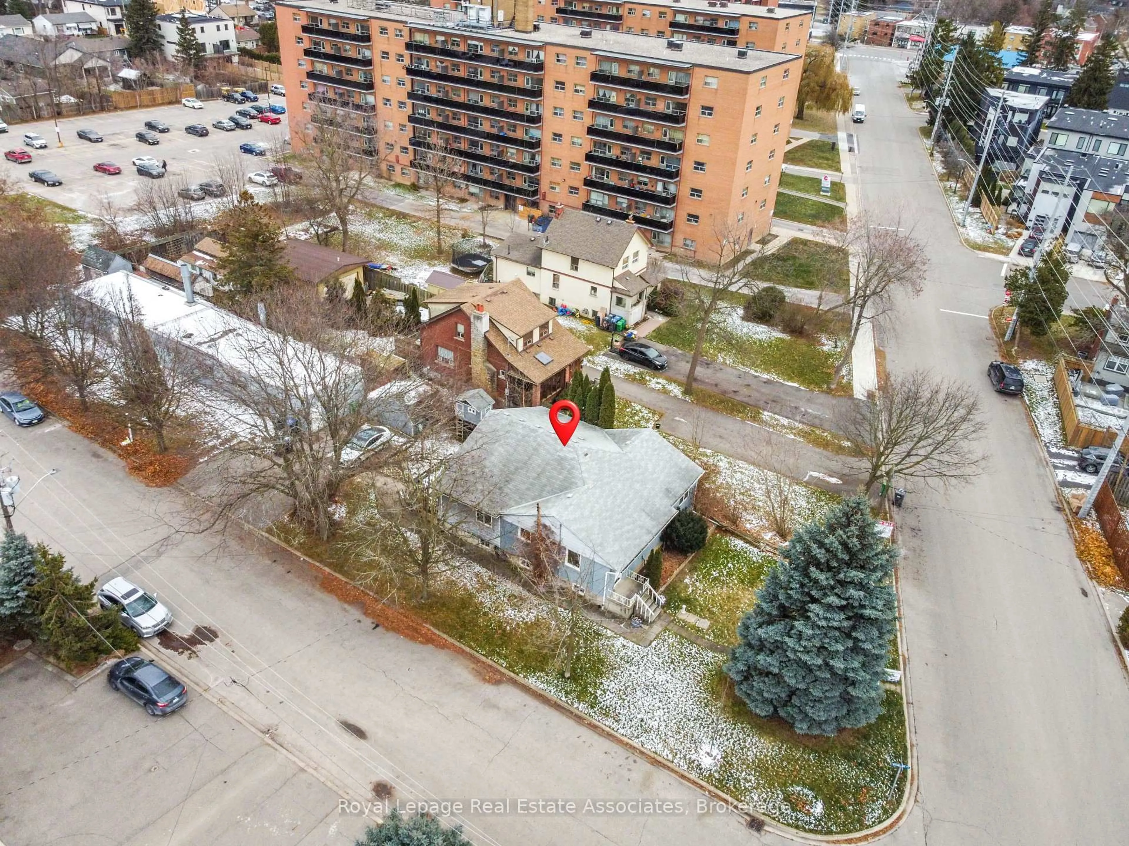 A pic from outside/outdoor area/front of a property/back of a property/a pic from drone, city buildings view from balcony for 1089 Seneca Ave, Mississauga Ontario L5G 3X4