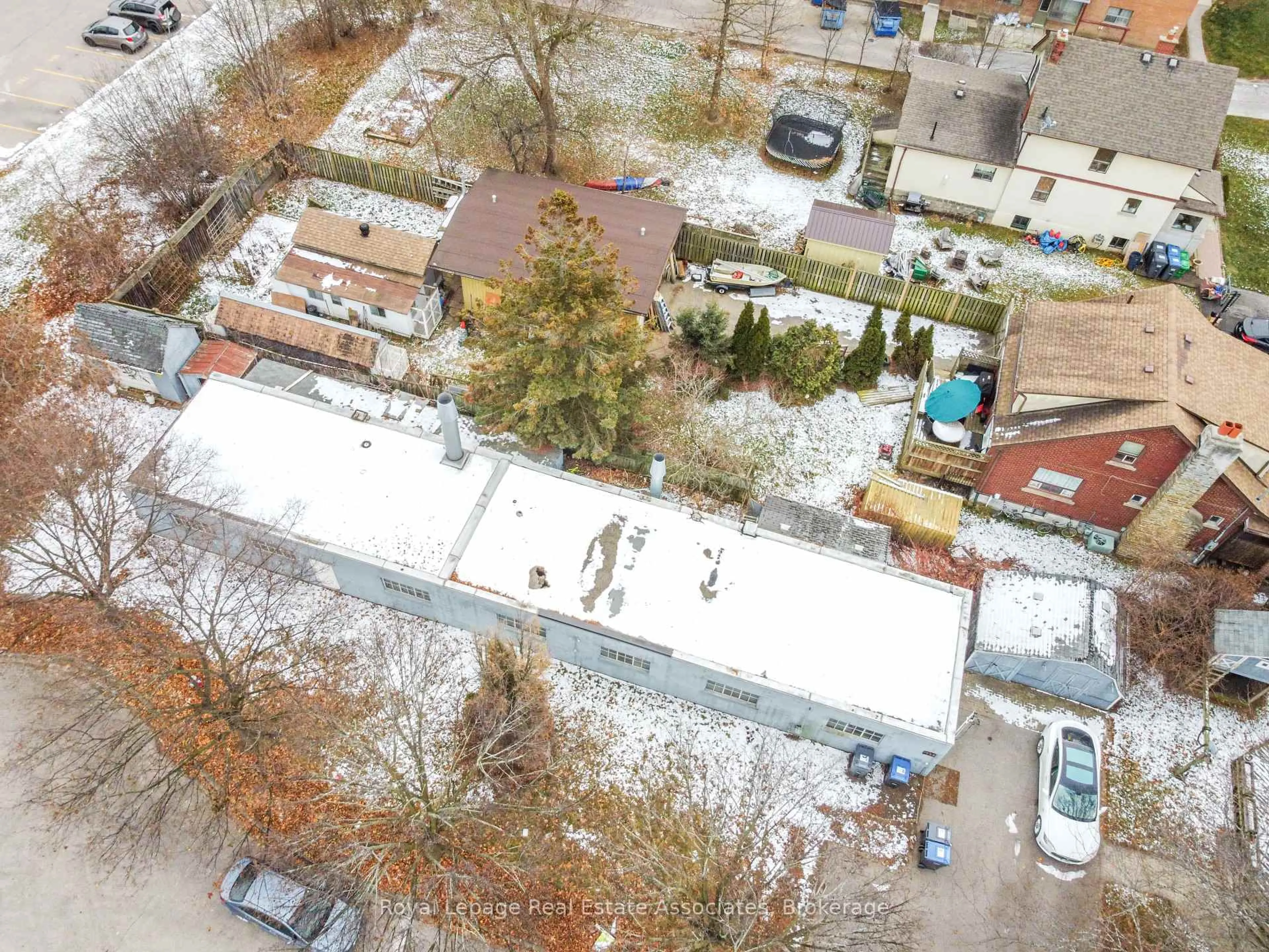 A pic from outside/outdoor area/front of a property/back of a property/a pic from drone, city buildings view from balcony for 1089 Seneca Ave, Mississauga Ontario L5G 3X4