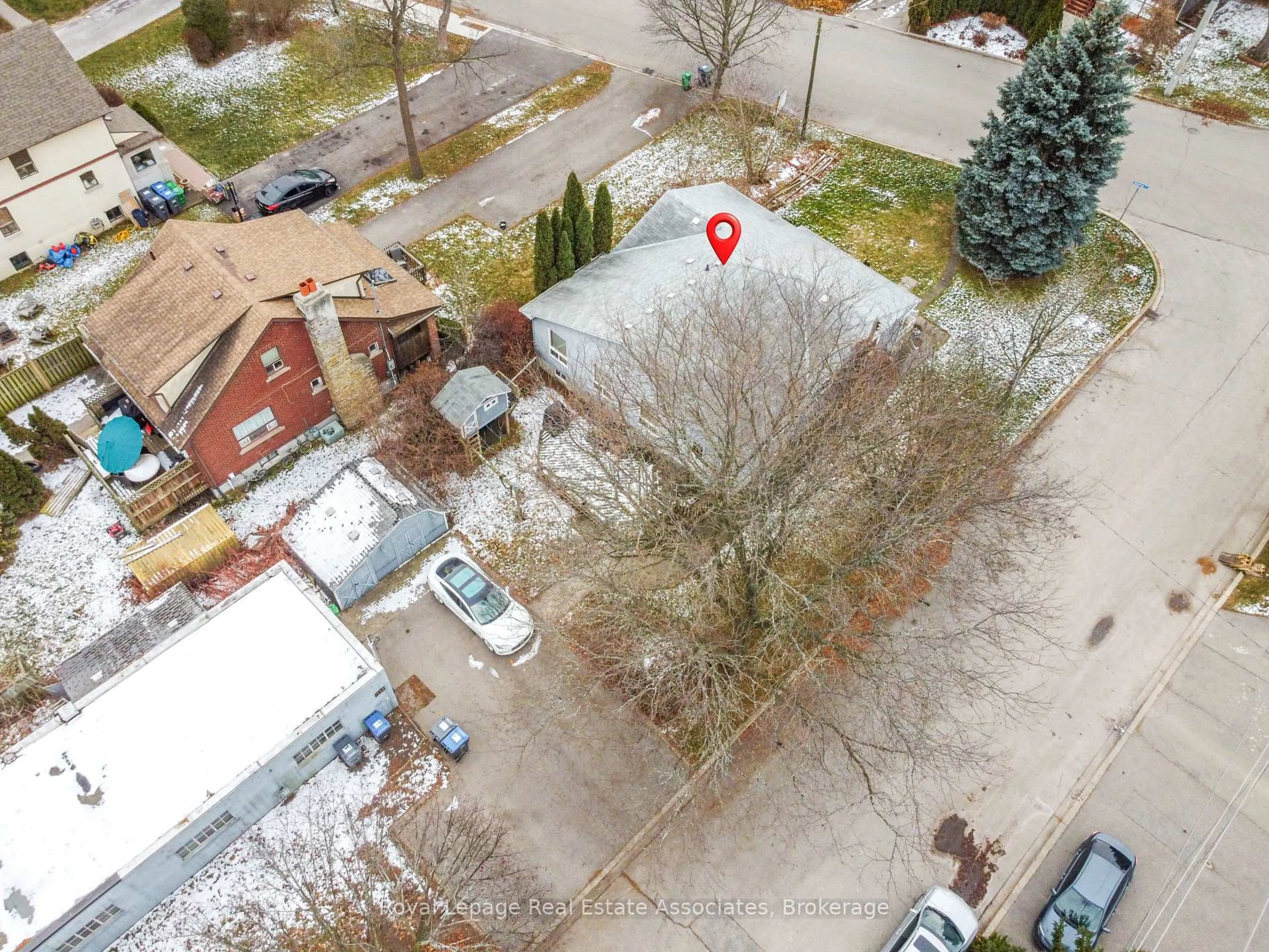 A pic from outside/outdoor area/front of a property/back of a property/a pic from drone, street for 1089 Seneca Ave, Mississauga Ontario L5G 3X4
