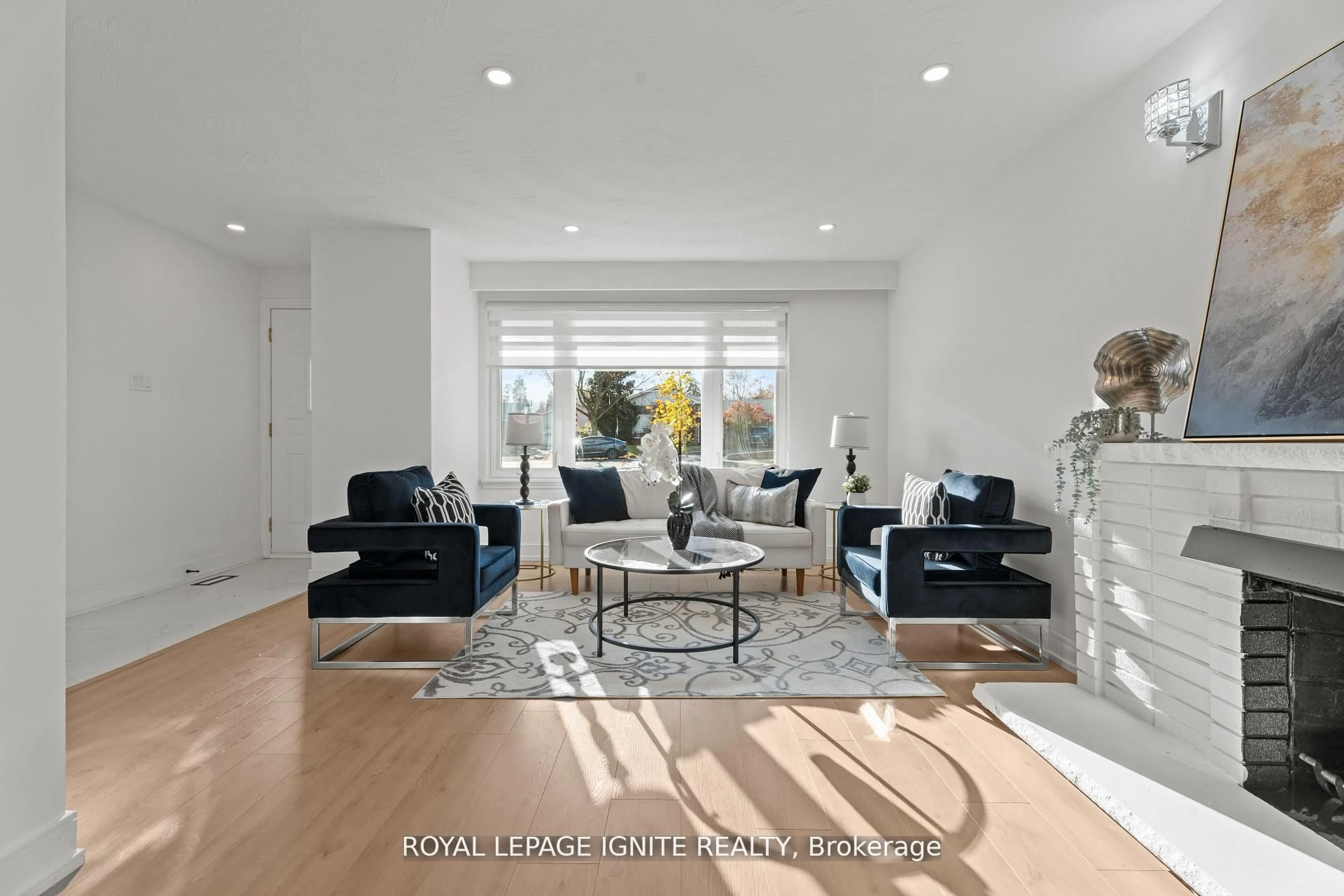 Living room with furniture, unknown for 7 Isherwood Crt, Mississauga Ontario L5M 1E6