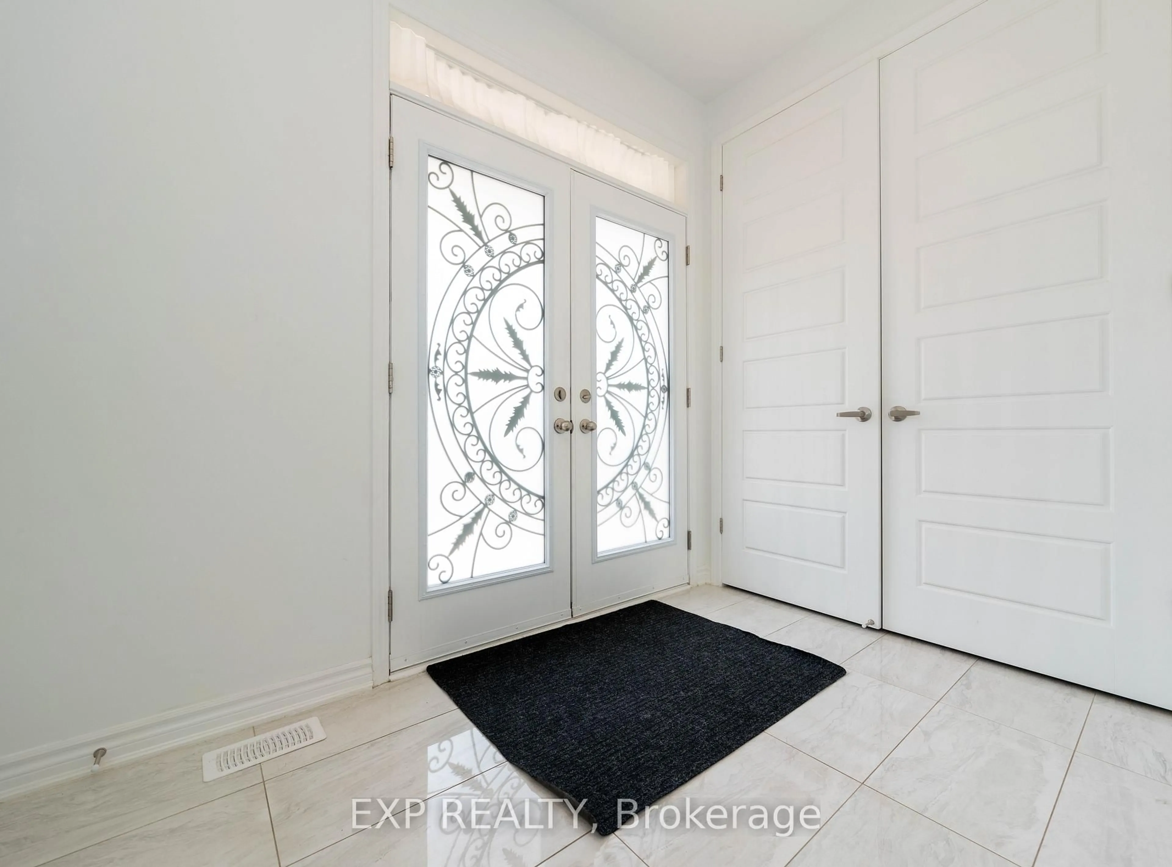 Indoor entryway for 558 Kennedy Circ, Milton Ontario L9E 1P9