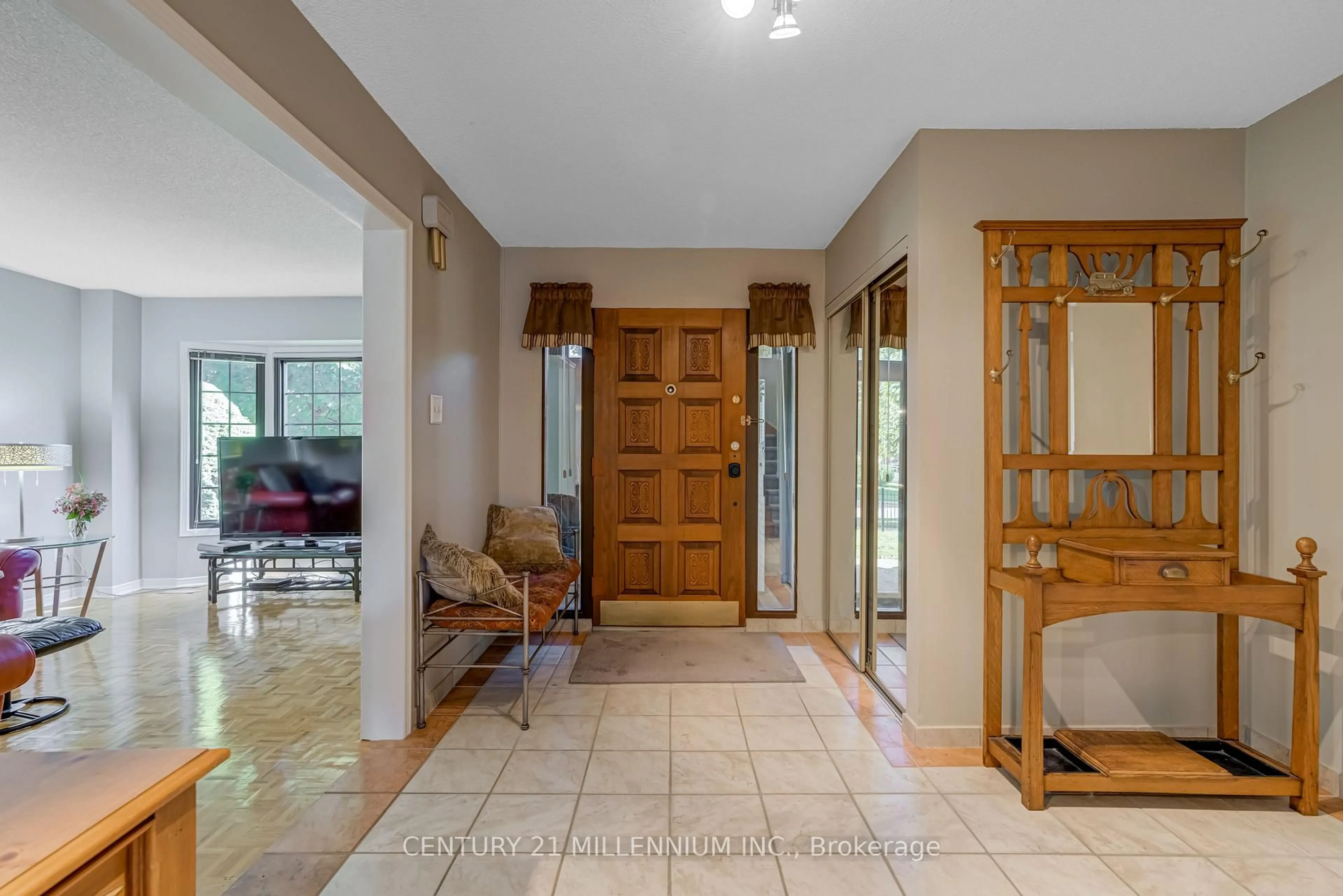 Indoor foyer for 10 Phelps Dr, Brampton Ontario L6X 3V5