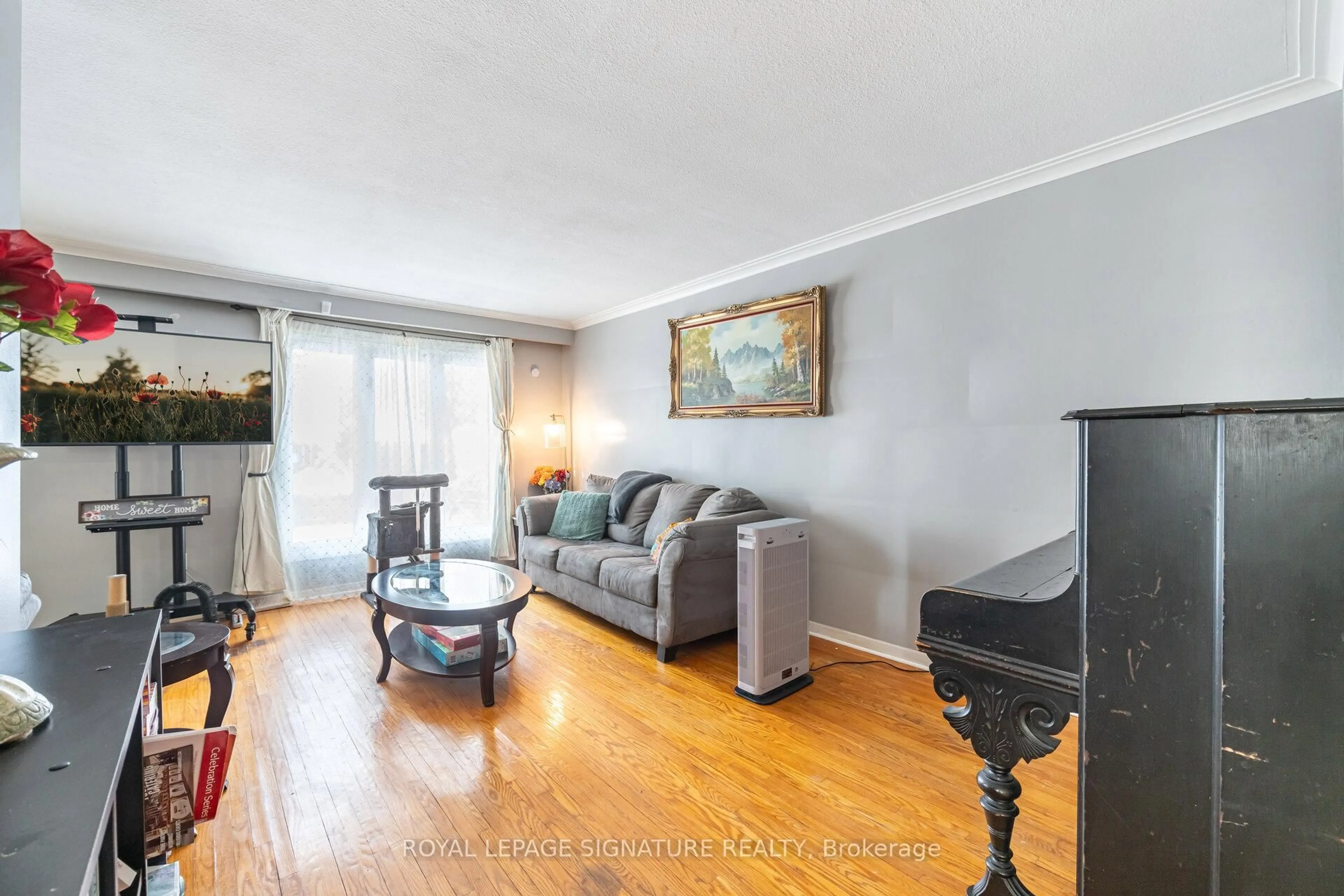 Living room with furniture, wood/laminate floor for 111 Mountainview Rd, Halton Hills Ontario L7G 4K2