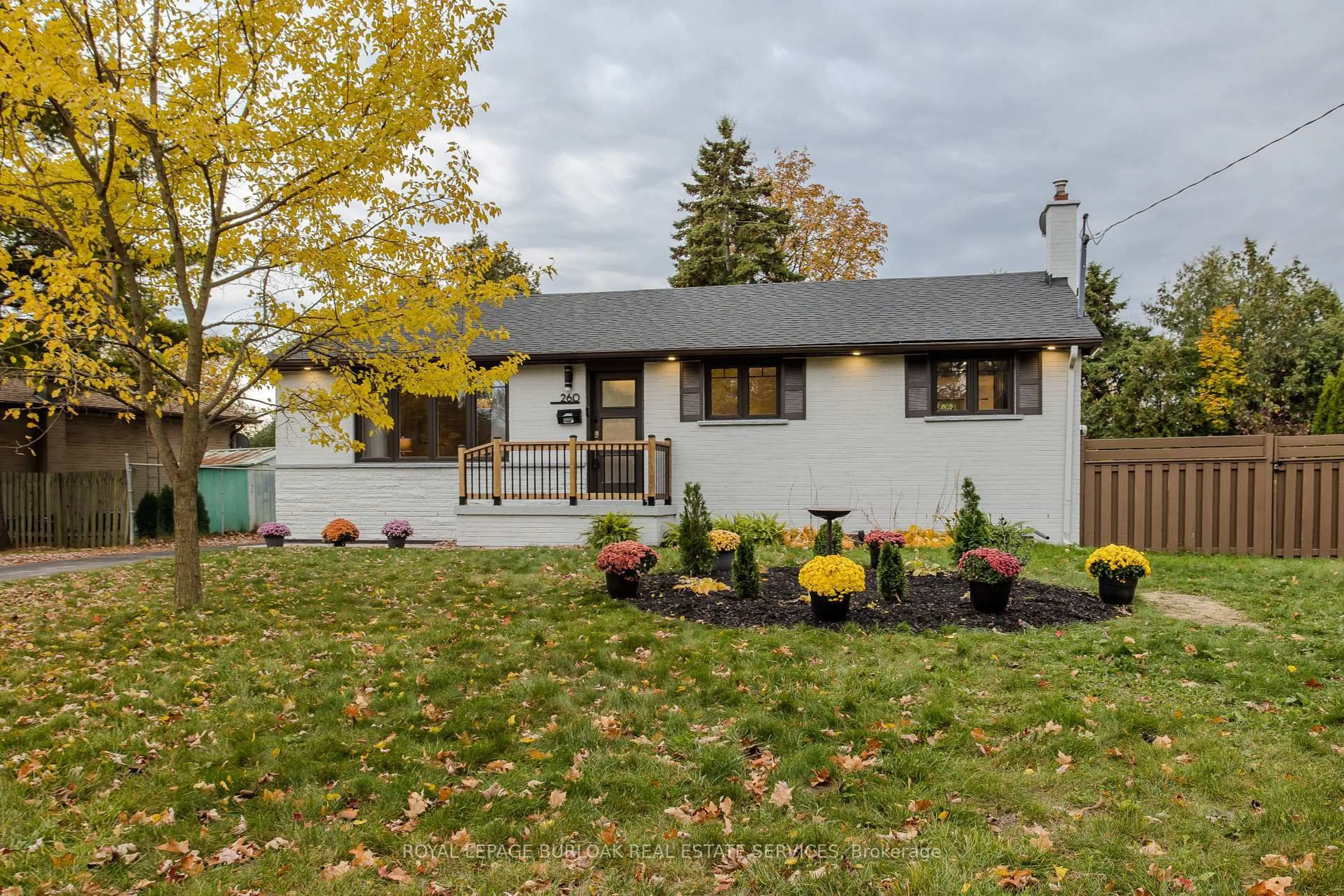 Home with vinyl exterior material, street for 260 Foxbar Rd, Burlington Ontario L7L 3A3