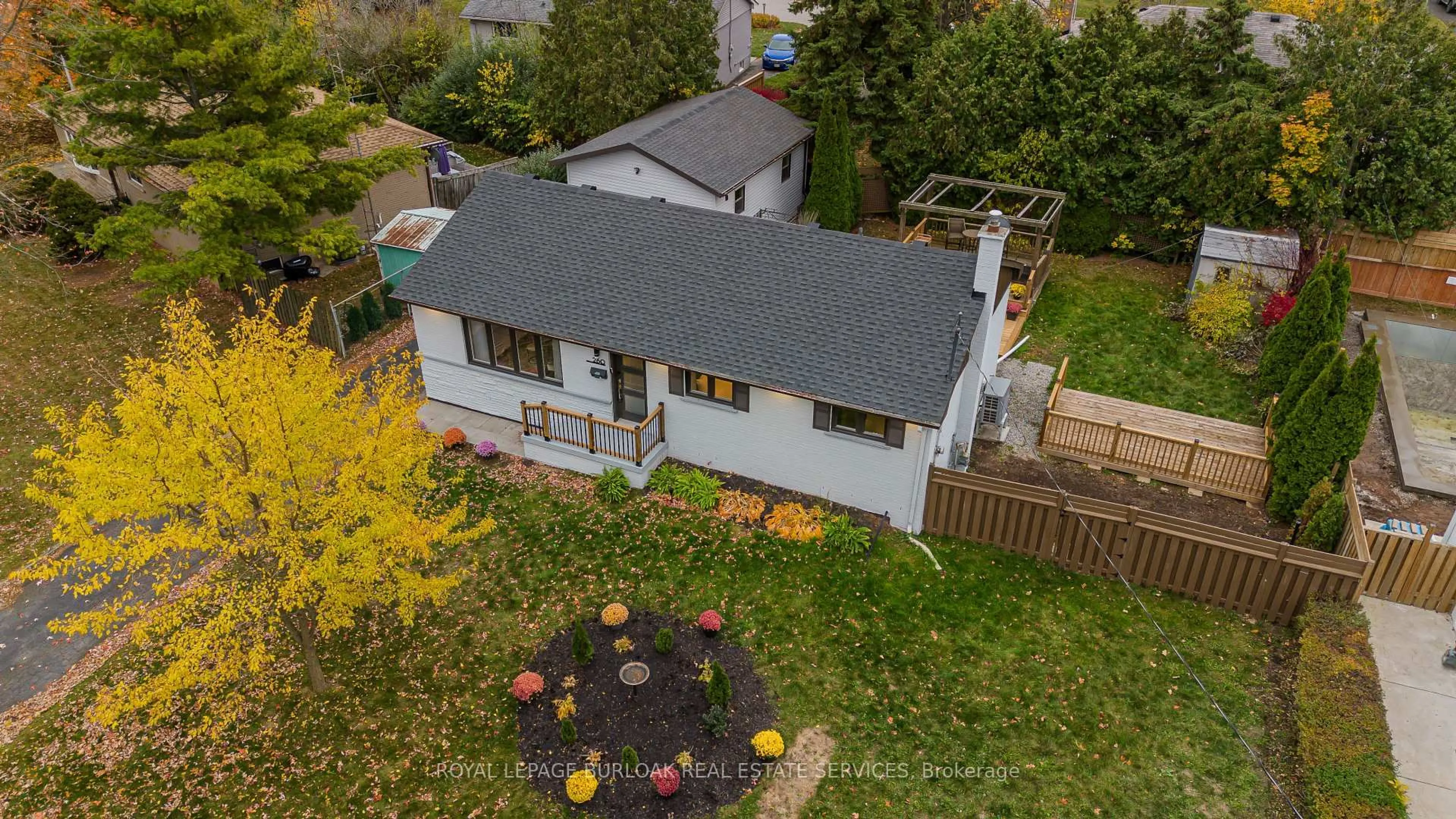 A pic from outside/outdoor area/front of a property/back of a property/a pic from drone, street for 260 Foxbar Rd, Burlington Ontario L7L 3A3