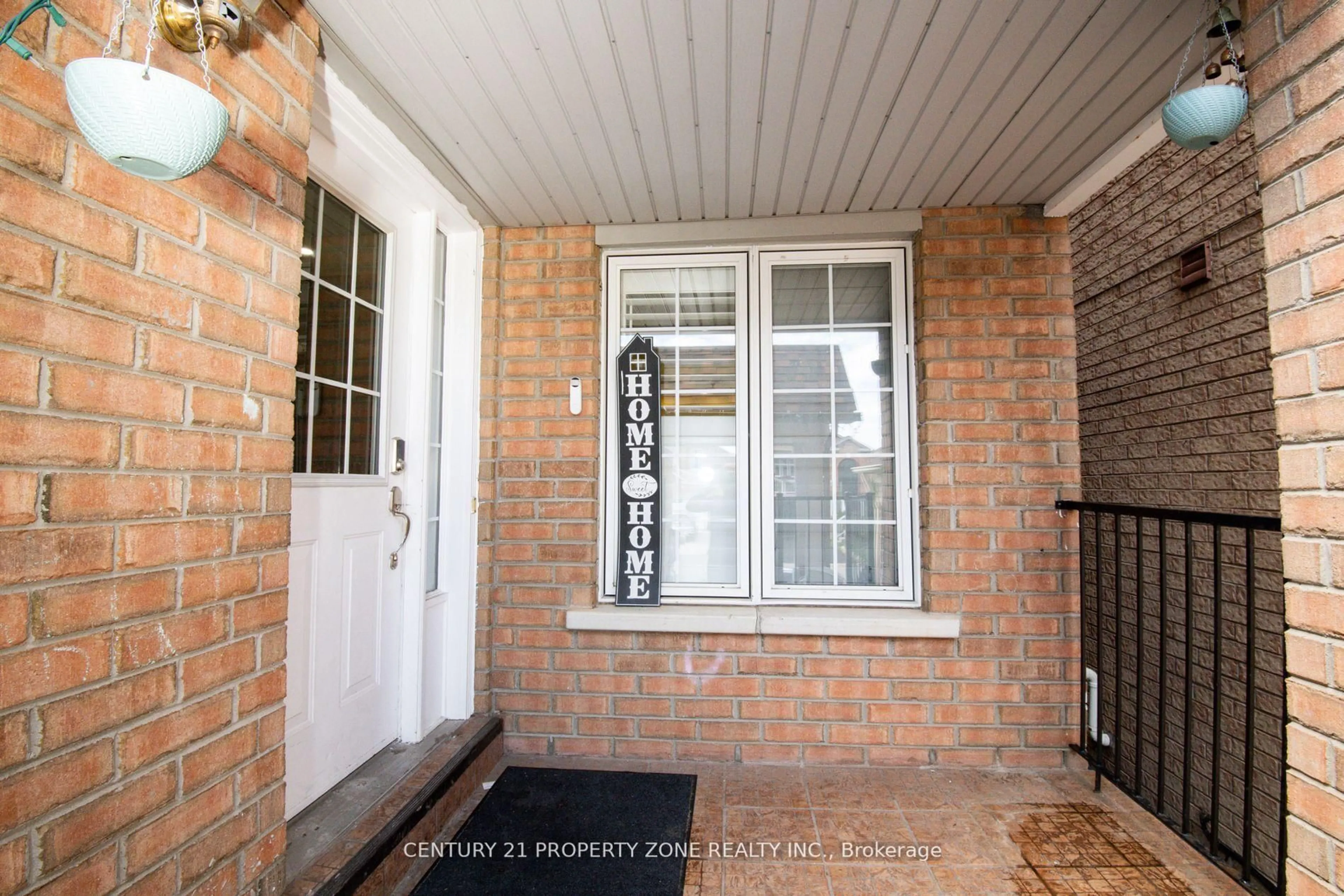 Indoor entryway for 32 Summerdale Cres, Brampton Ontario L6X 4V8
