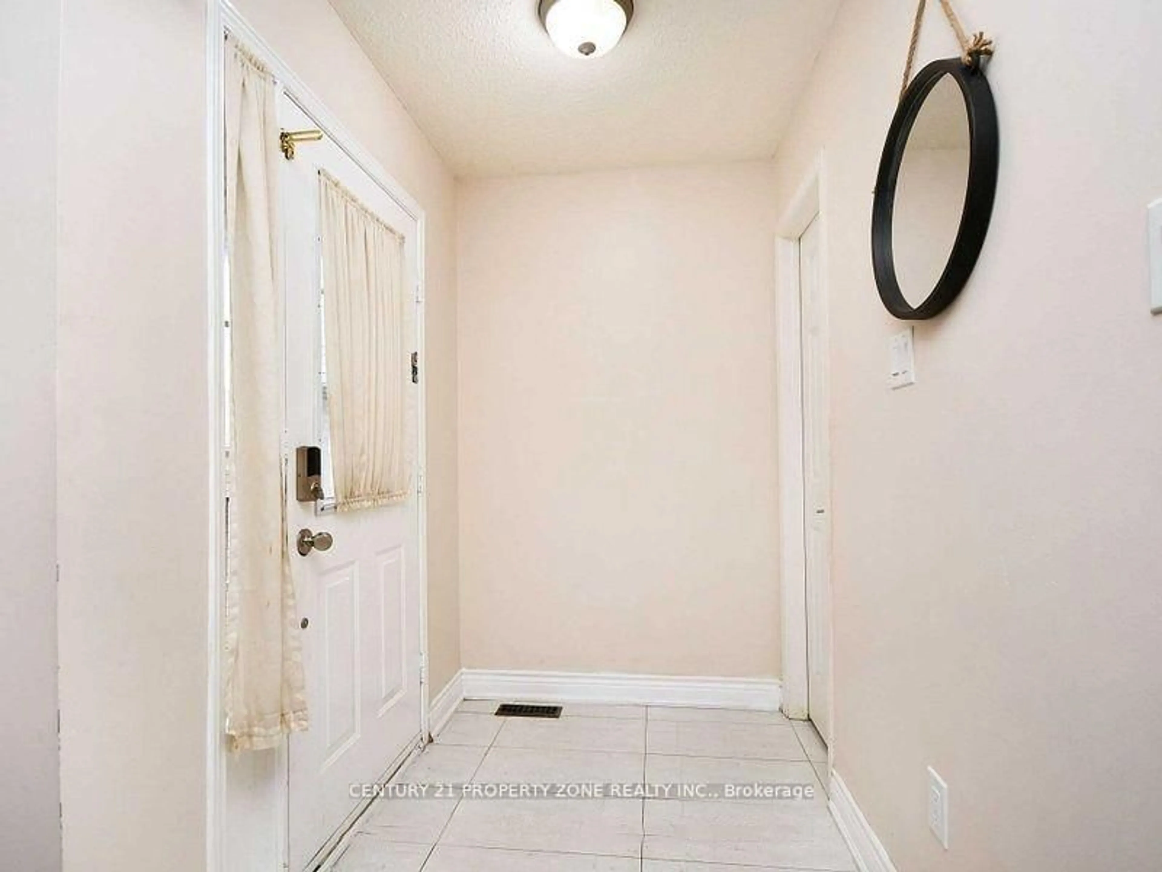 Indoor entryway for 32 Summerdale Cres, Brampton Ontario L6X 4V8