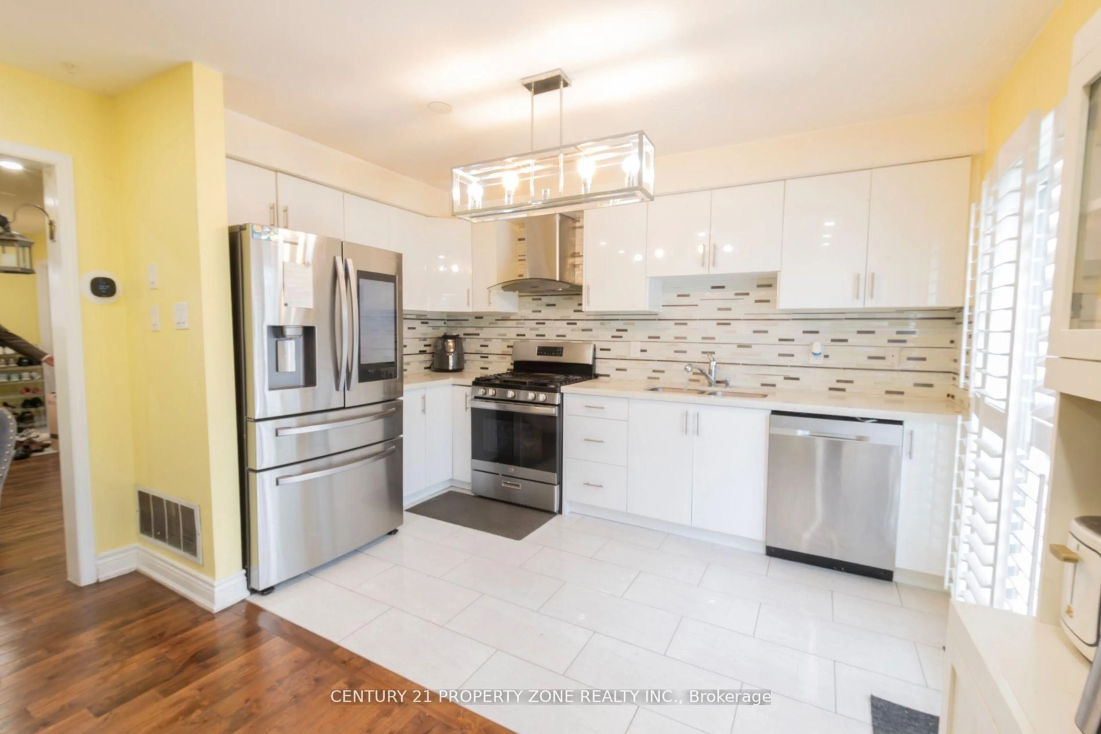 Open concept kitchen, ceramic/tile floor for 32 Summerdale Cres, Brampton Ontario L6X 4V8