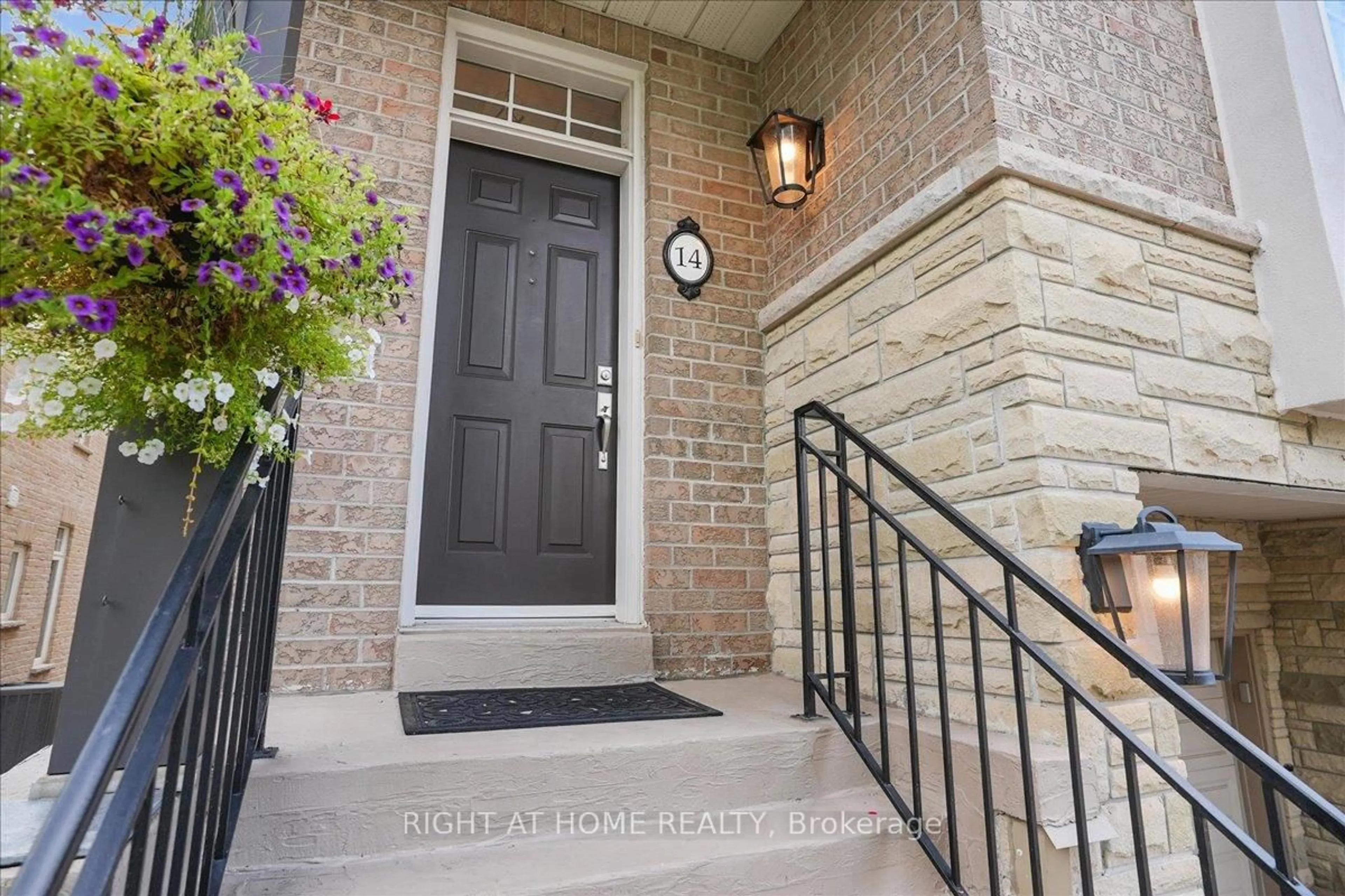 Indoor entryway for 1267 Dorval Dr #14, Oakville Ontario L6M 3Z4