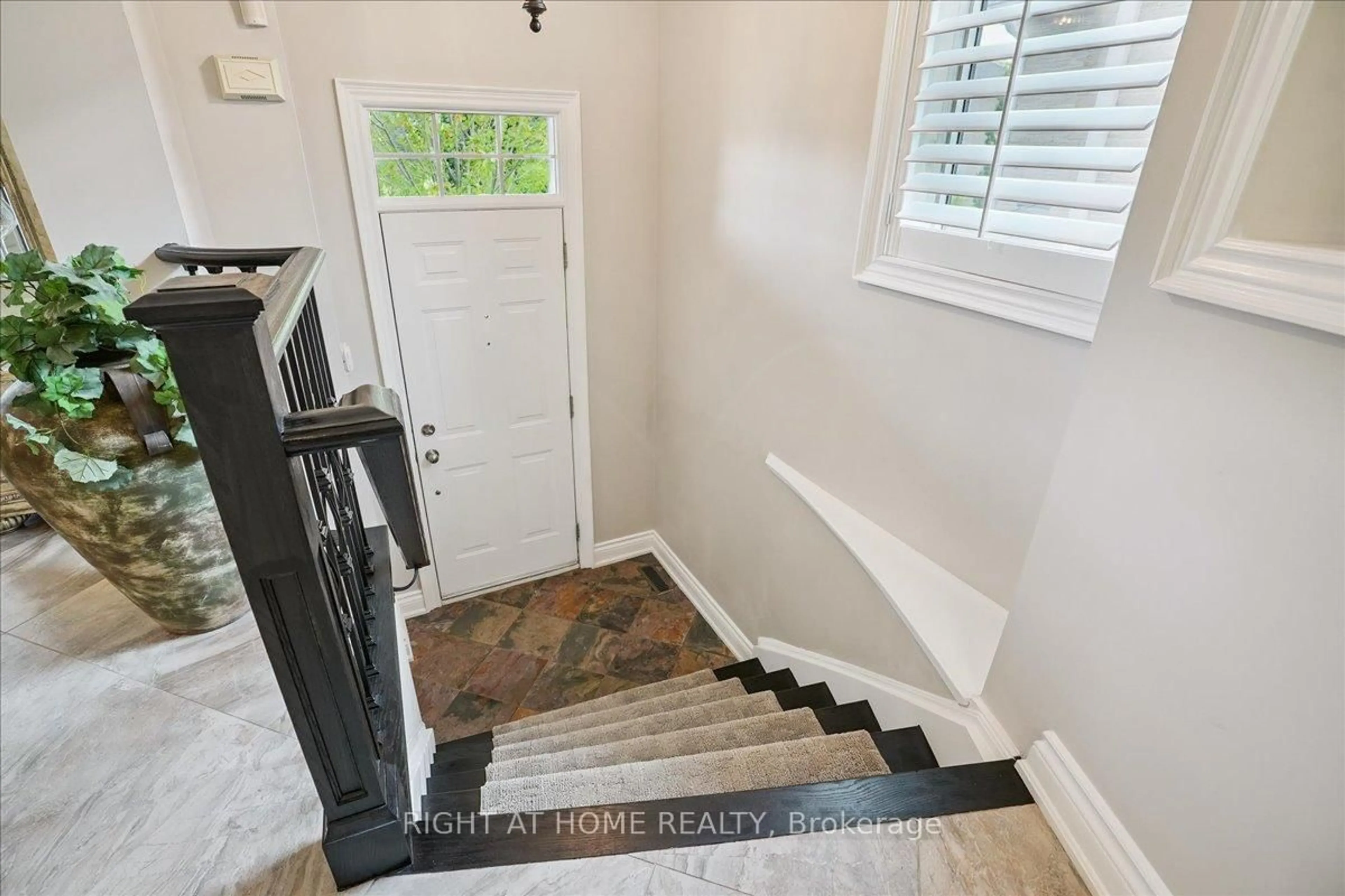 Indoor entryway for 1267 Dorval Dr #14, Oakville Ontario L6M 3Z4