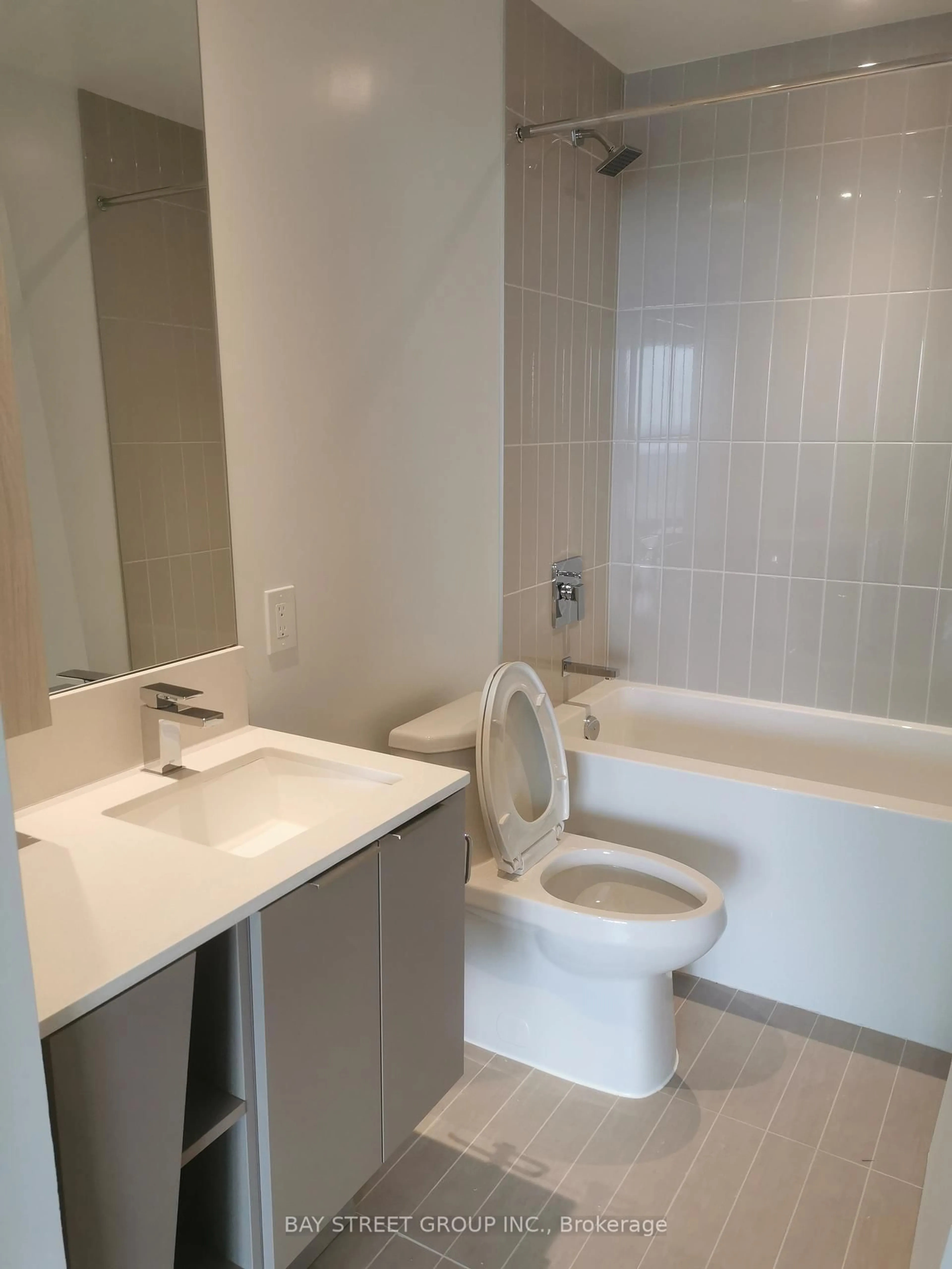 Standard bathroom, ceramic/tile floor for 3900 Confederation Pkwy #5207, Mississauga Ontario L5B 0M3