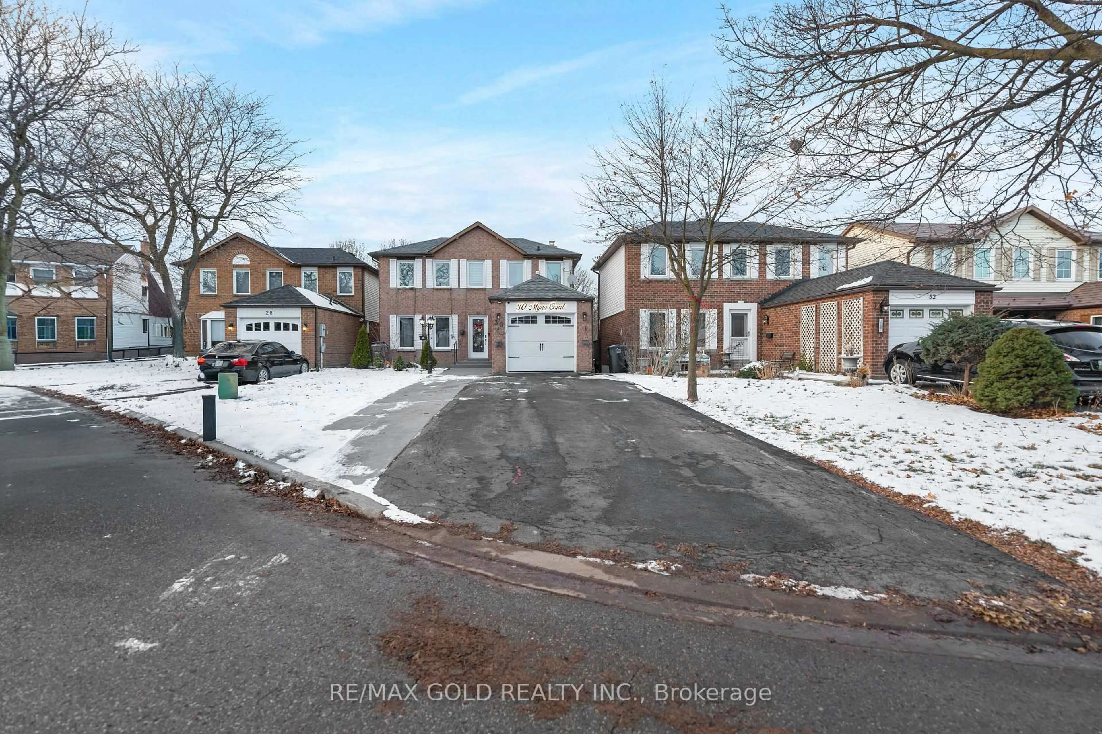 A pic from outside/outdoor area/front of a property/back of a property/a pic from drone, street for 30 Myna Crt, Brampton Ontario L6S 4H8
