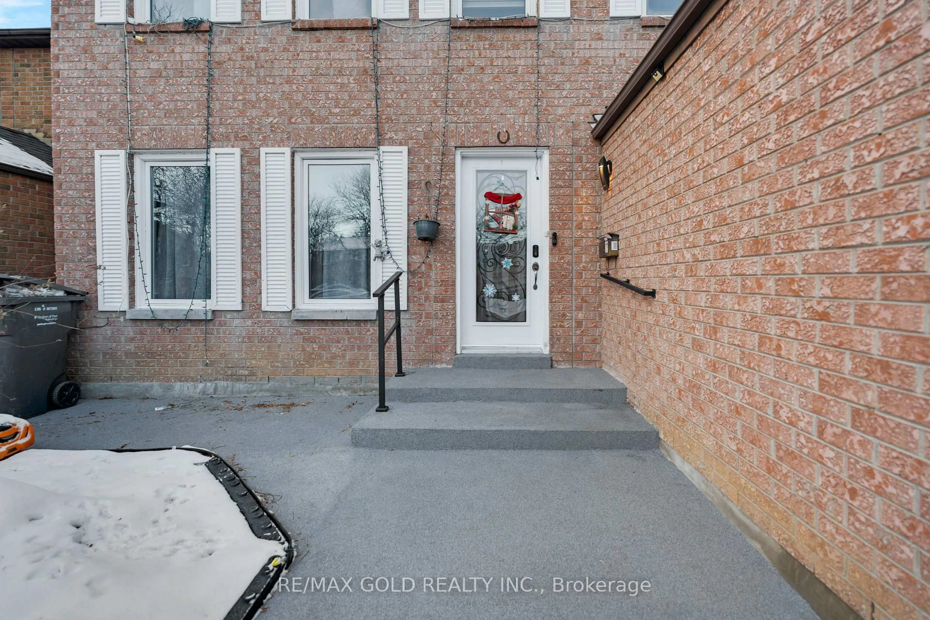 Unknown for 30 Myna Crt, Brampton Ontario L6S 4H8