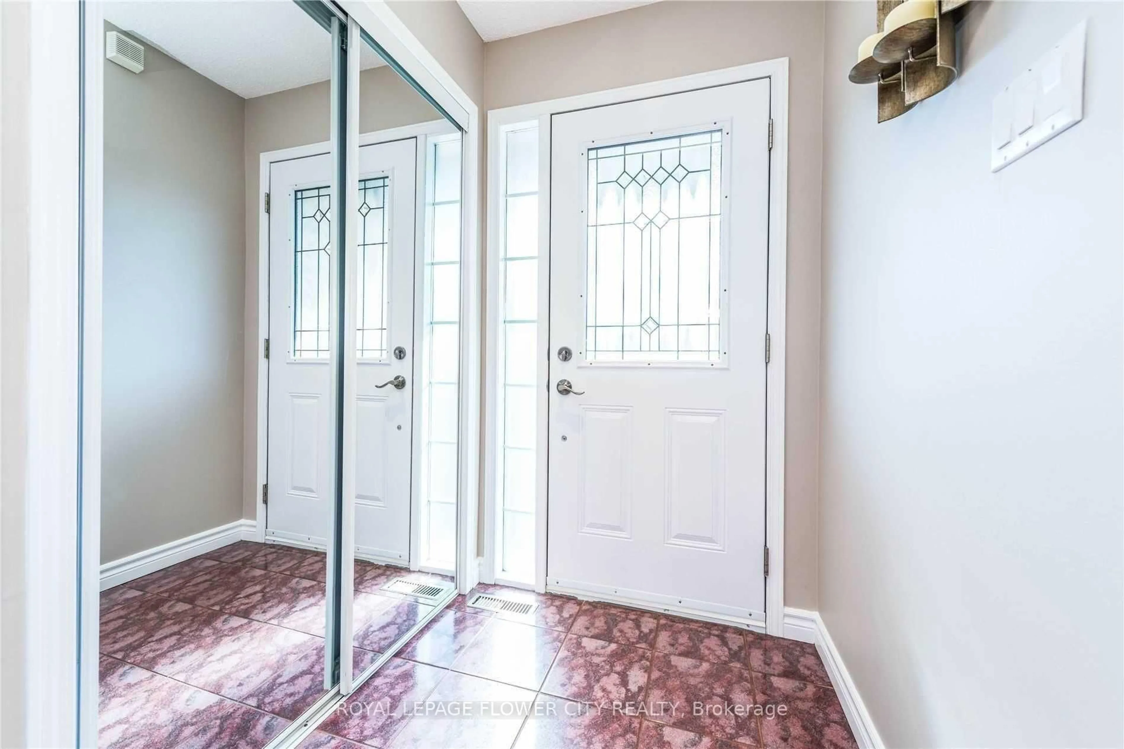 Indoor entryway for 136 Chipmunk Cres, Brampton Ontario L6R 1B3