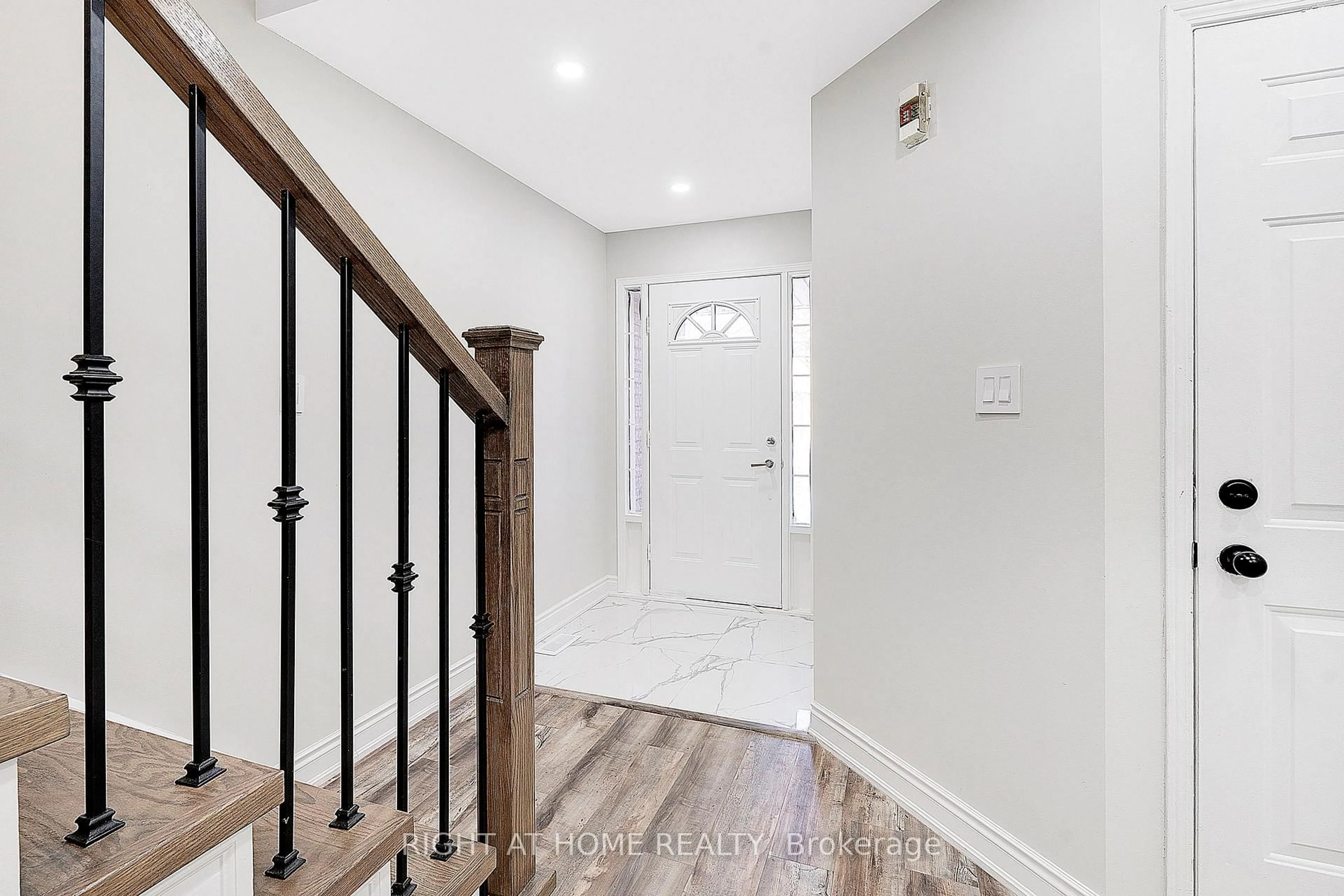 Indoor entryway for 1285 Bristol Rd #41, Mississauga Ontario L5V 2H5