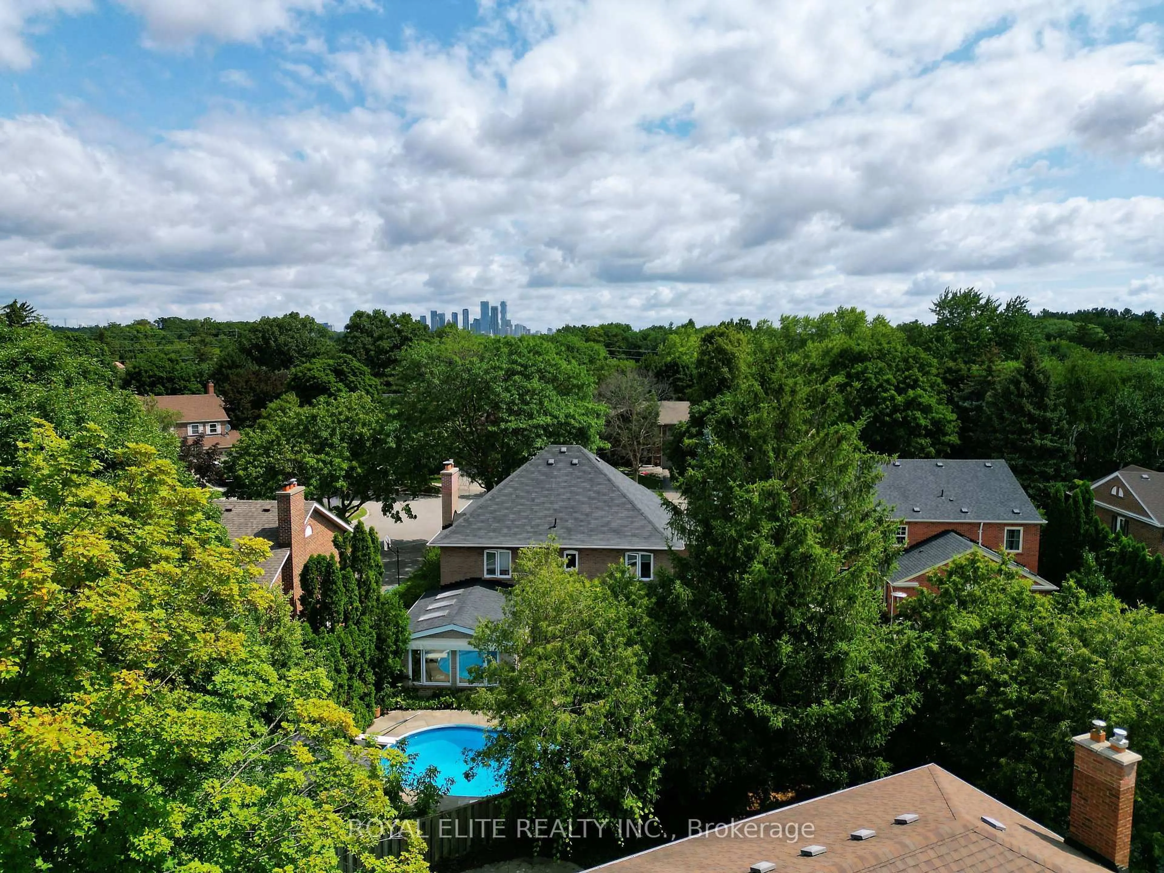A pic from outside/outdoor area/front of a property/back of a property/a pic from drone, city buildings view from balcony for 3530 Kingbird Crt, Mississauga Ontario L5L 2R1