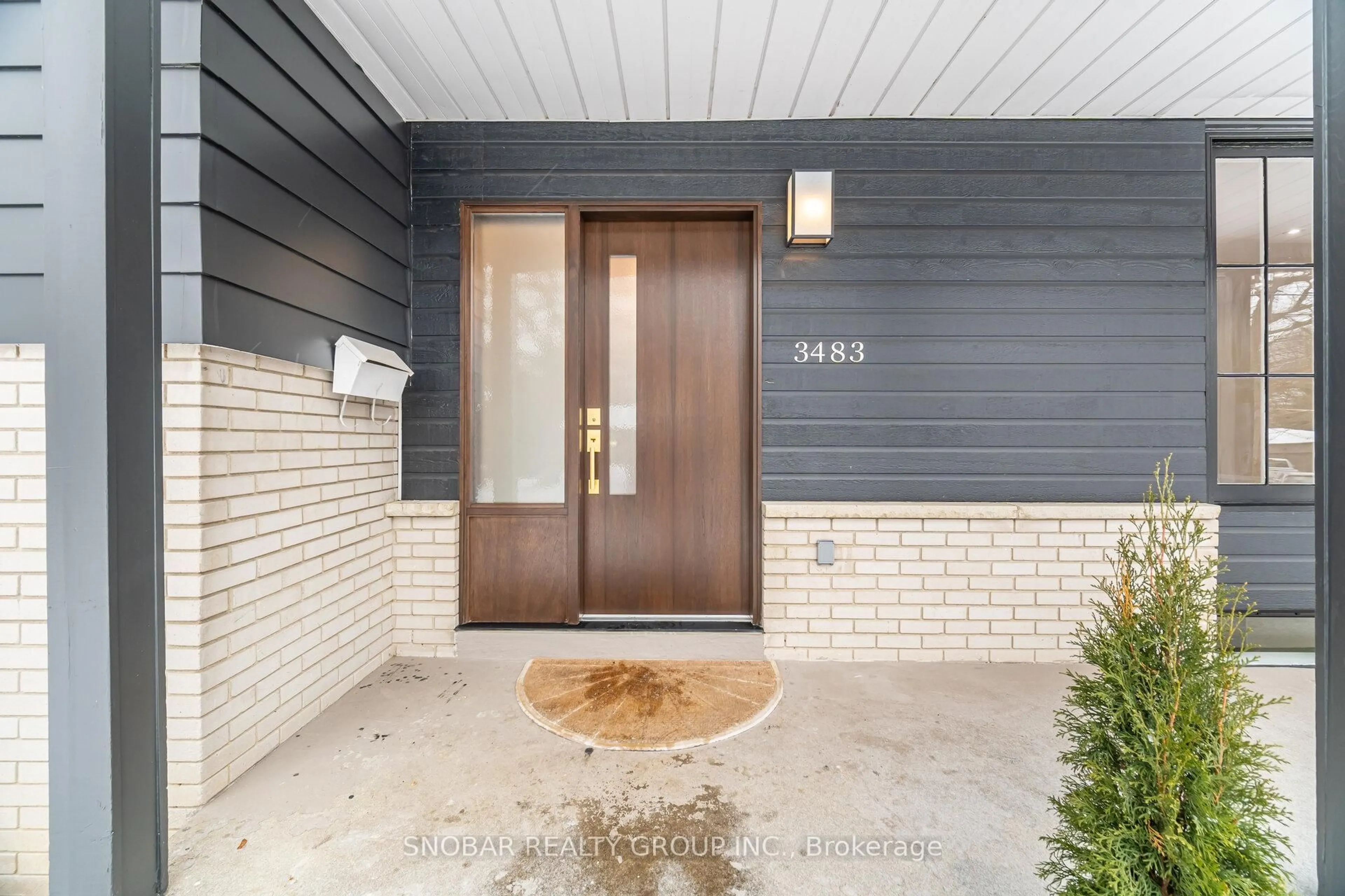 Indoor entryway for 3483 Enniskillen Circ, Mississauga Ontario L5C 2M9