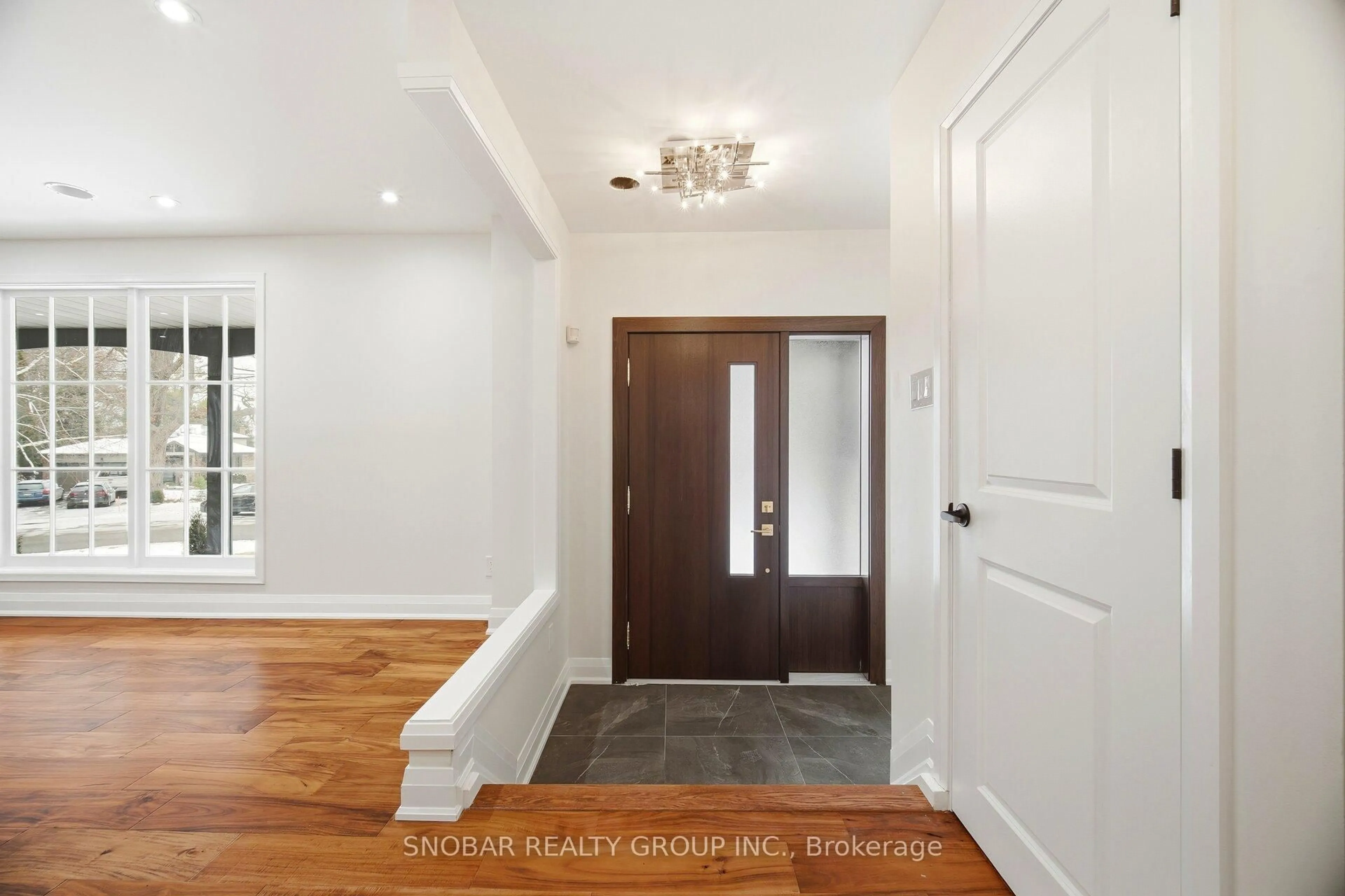 Indoor entryway for 3483 Enniskillen Circ, Mississauga Ontario L5C 2M9