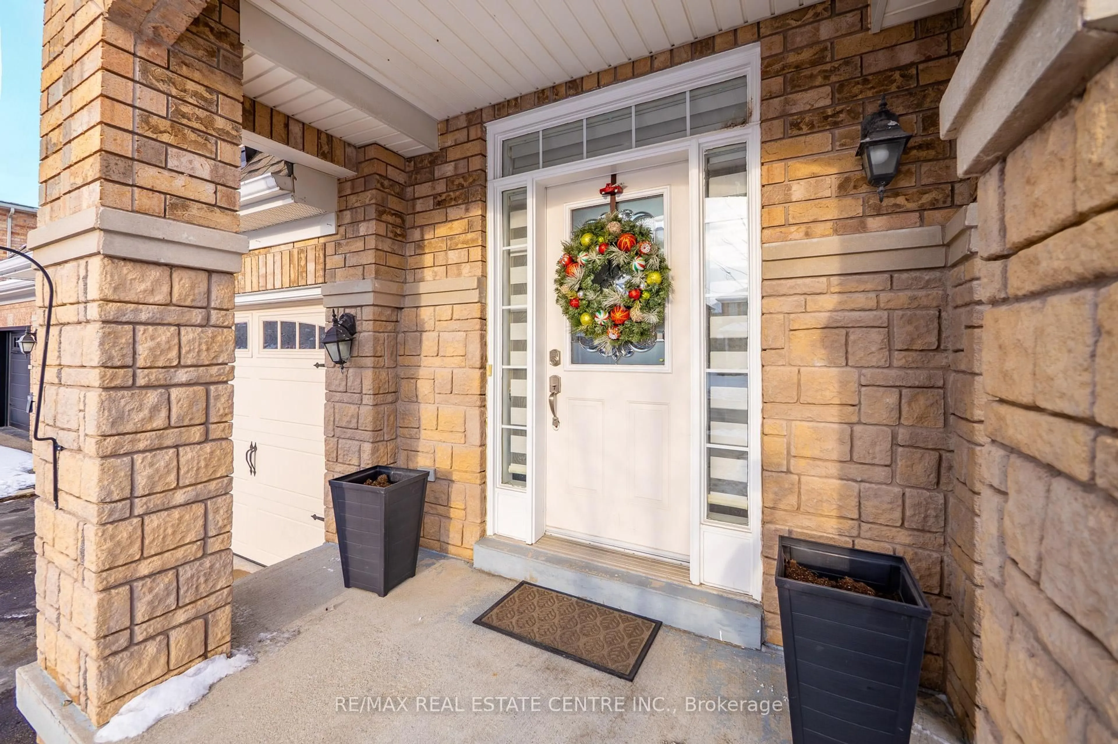 Indoor entryway for 41 Sunnyview Rd, Brampton Ontario L7A 3E4