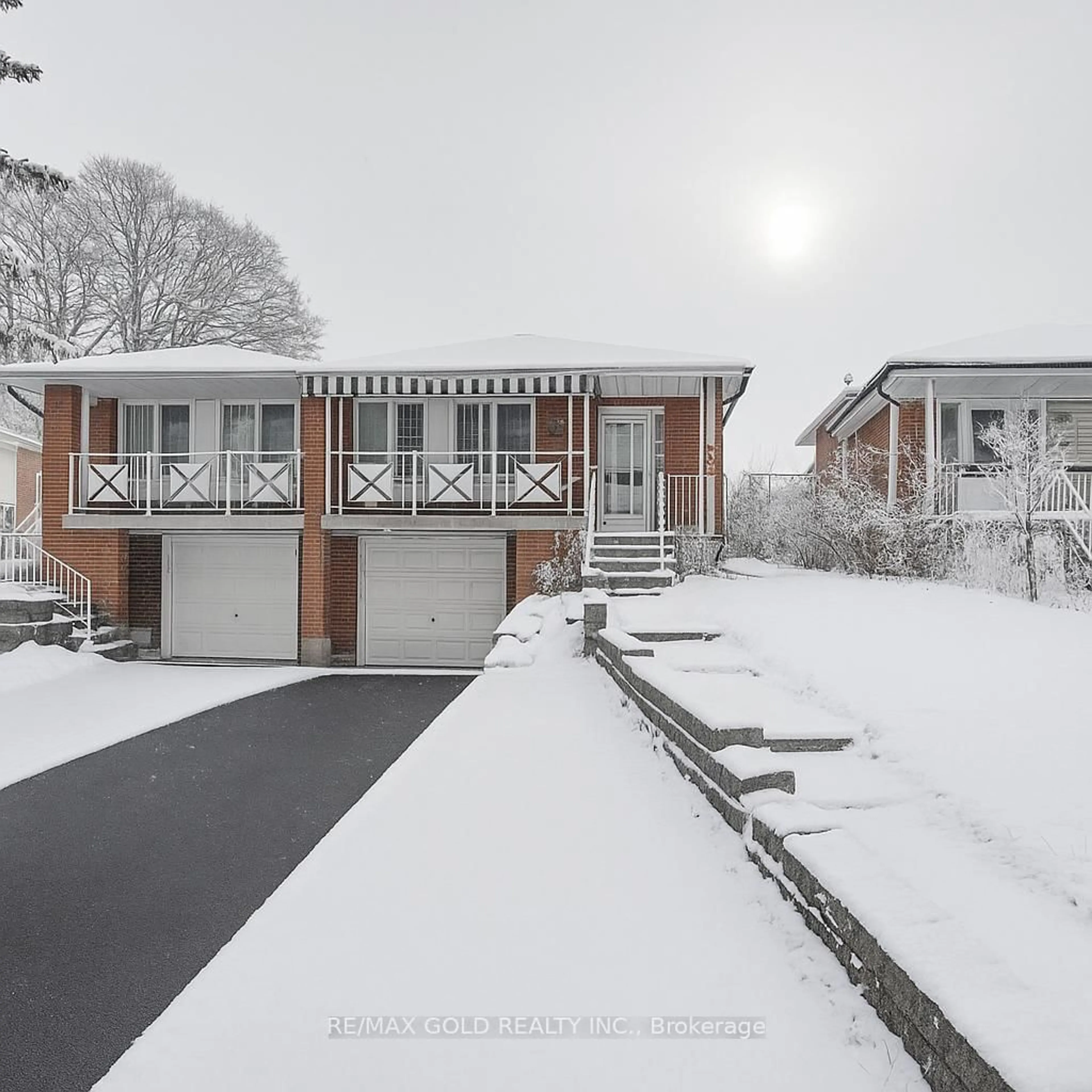 A pic from outside/outdoor area/front of a property/back of a property/a pic from drone, street for 7292 Redfox Rd, Mississauga Ontario L4T 2L8