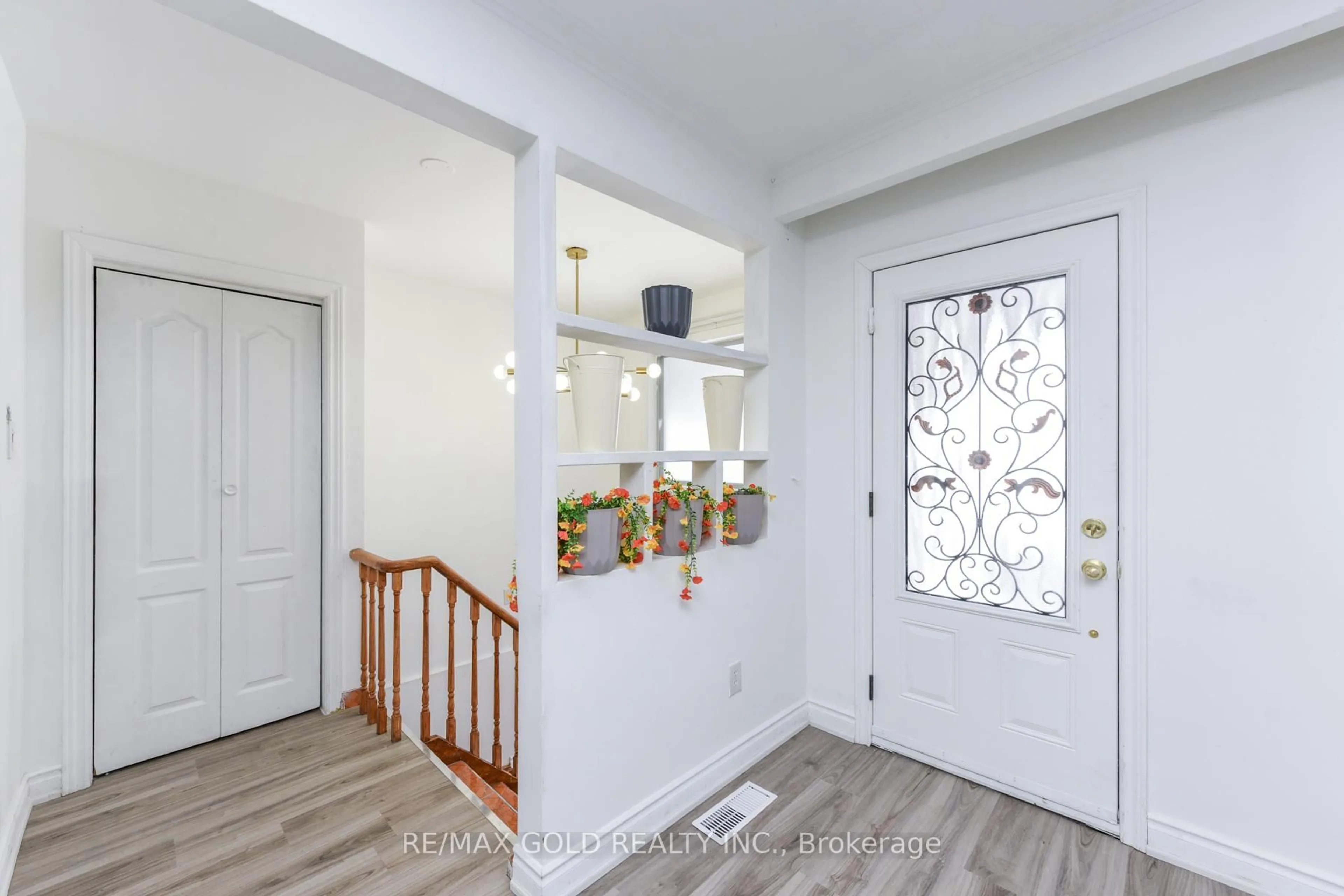 Indoor entryway for 7292 Redfox Rd, Mississauga Ontario L4T 2L8