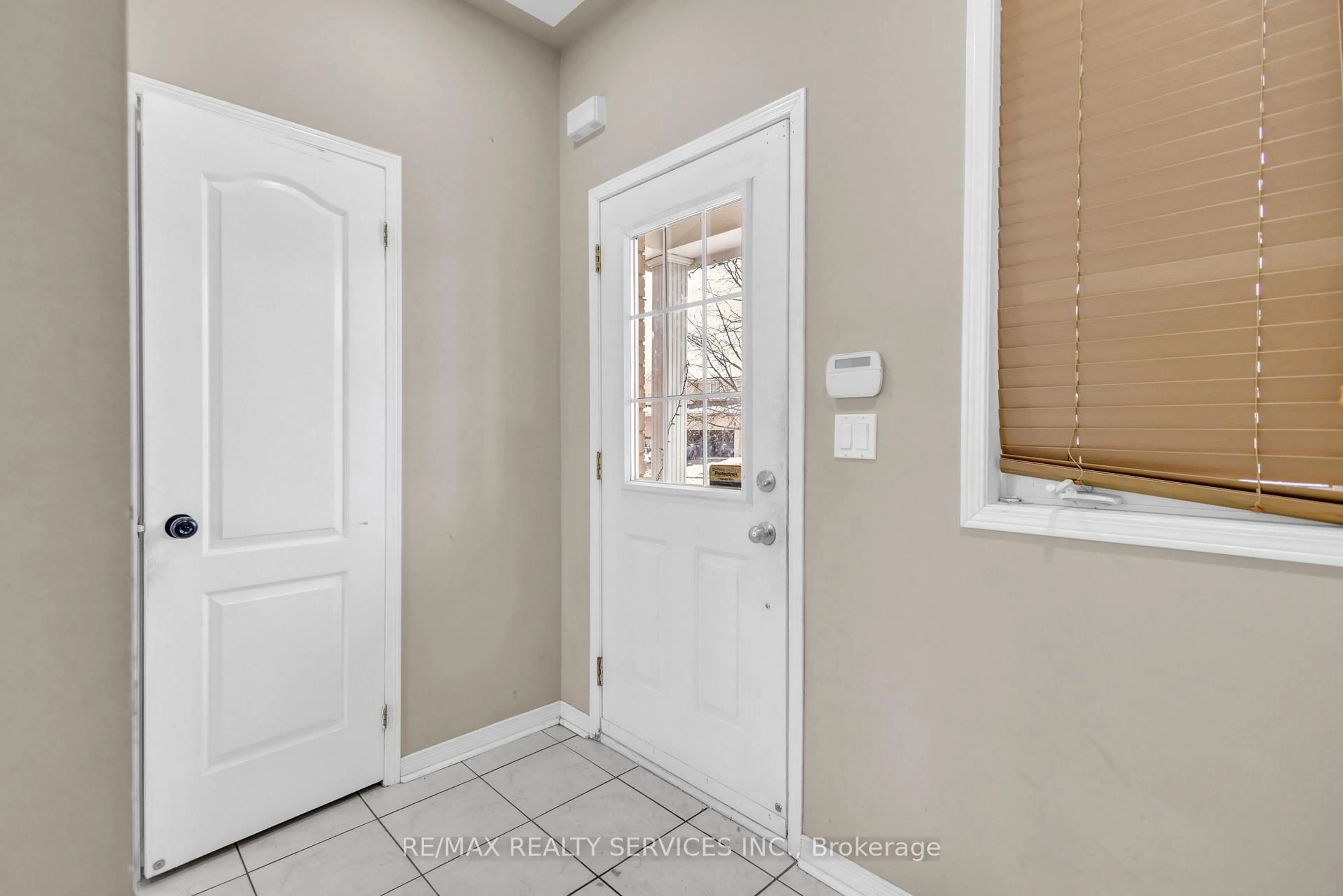 Indoor entryway for 108 Beavervalley Dr, Brampton Ontario L7A 3W6