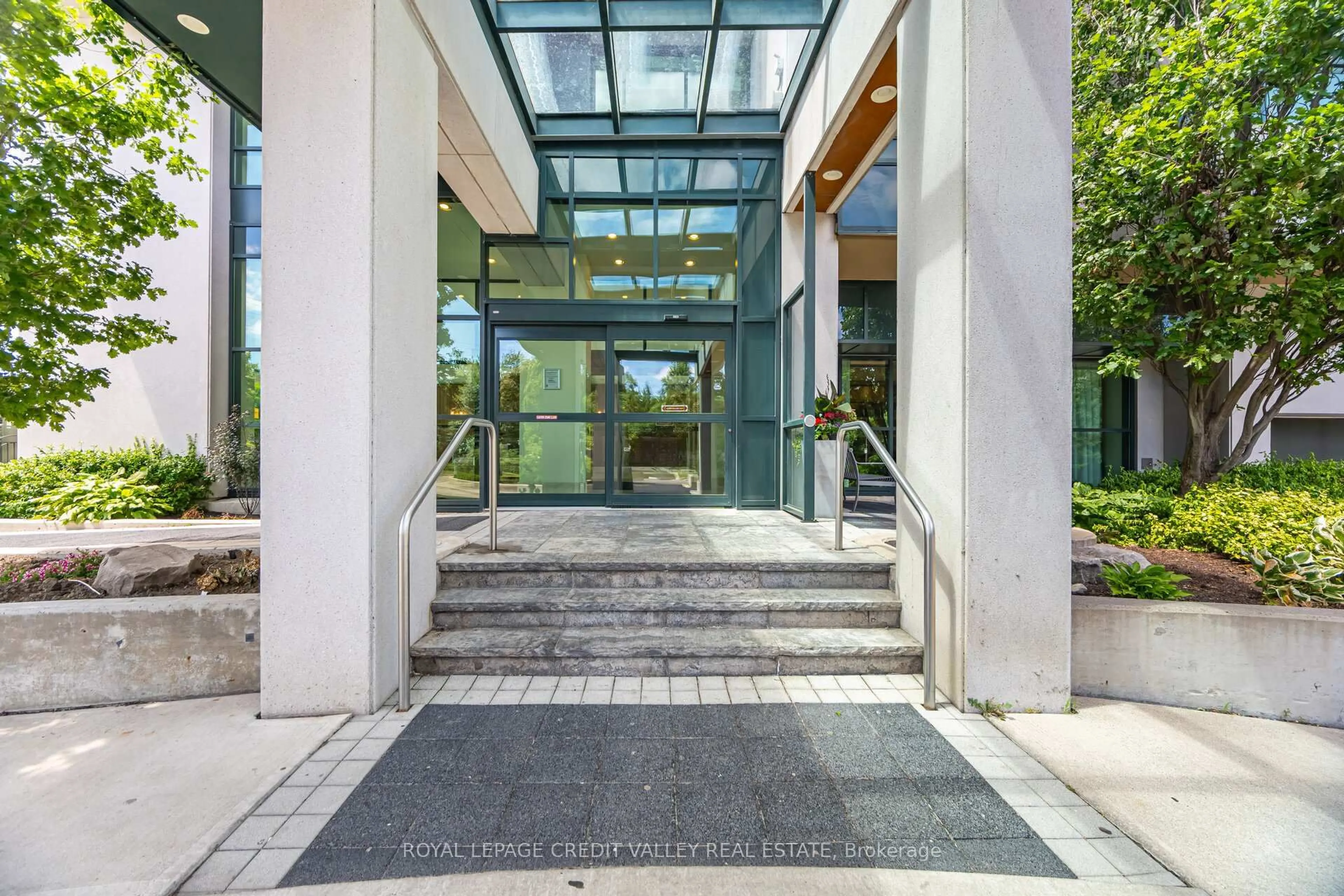 Indoor foyer for 100 John St #2601, Brampton Ontario L6W 0A8