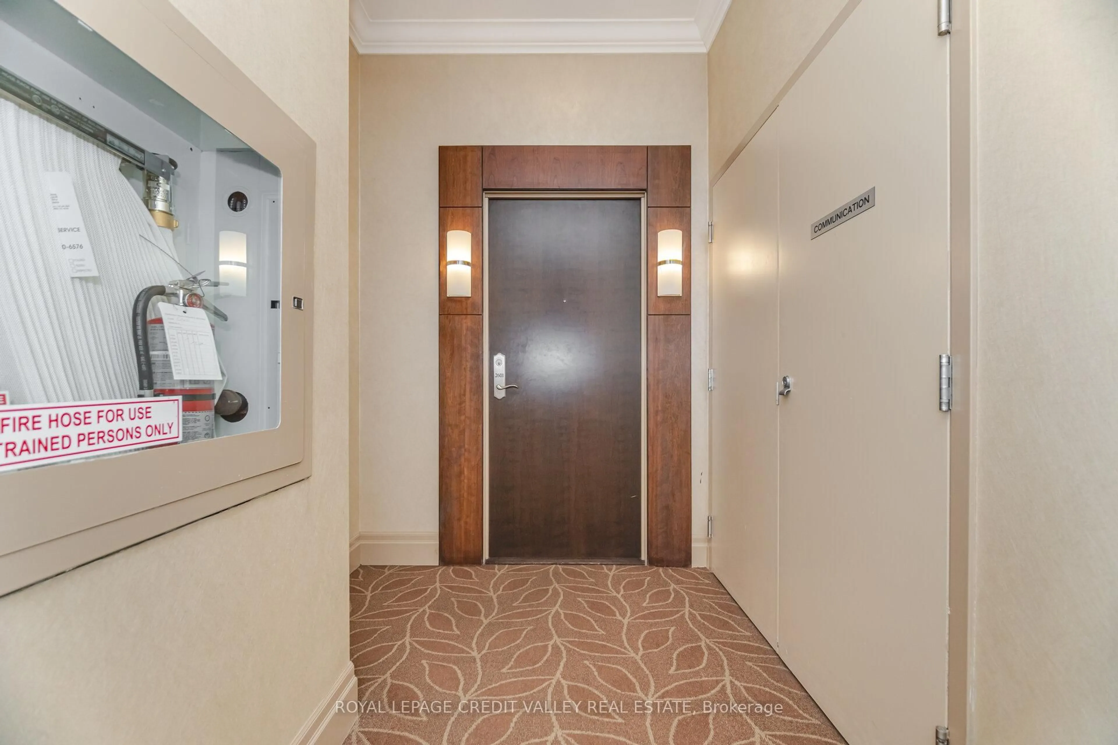 Indoor foyer for 100 John St #2601, Brampton Ontario L6W 0A8