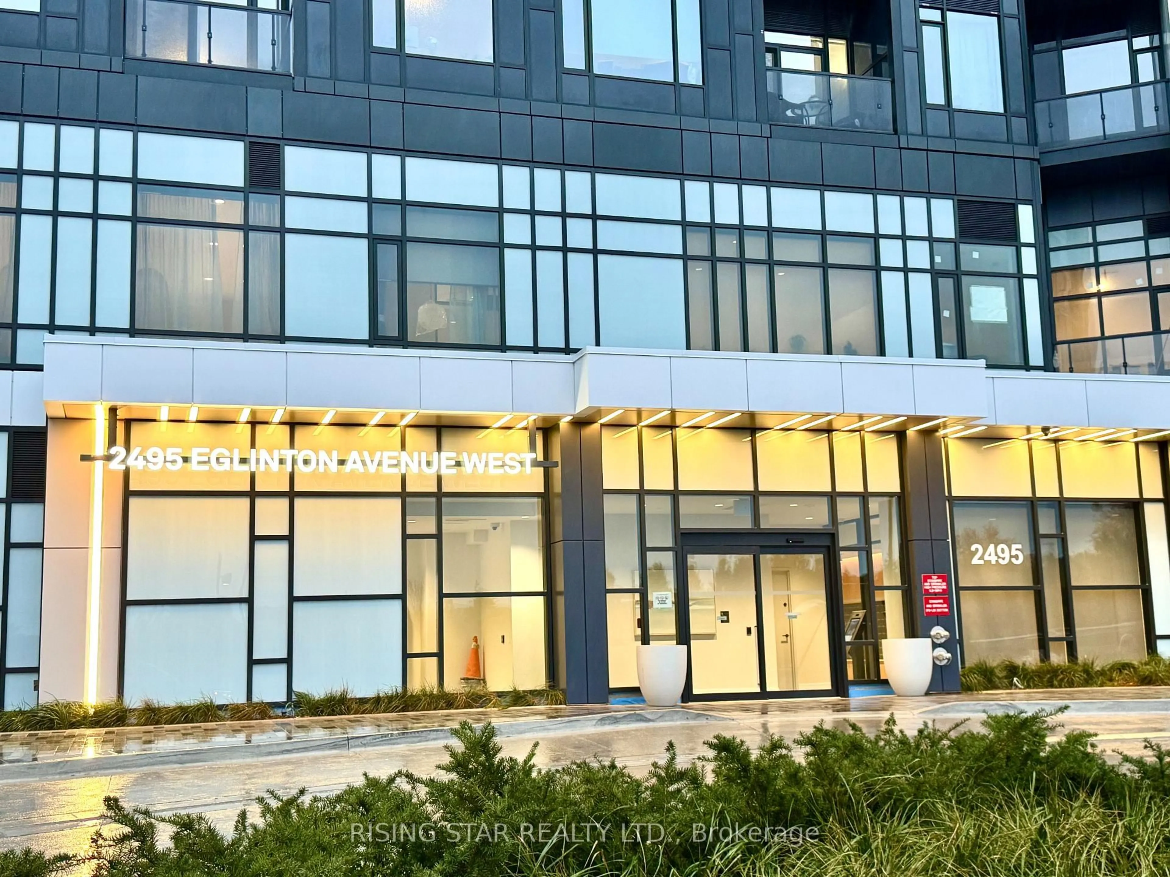 Indoor foyer for 2495 Eglinton Ave #1209, Mississauga Ontario L5M 2V8