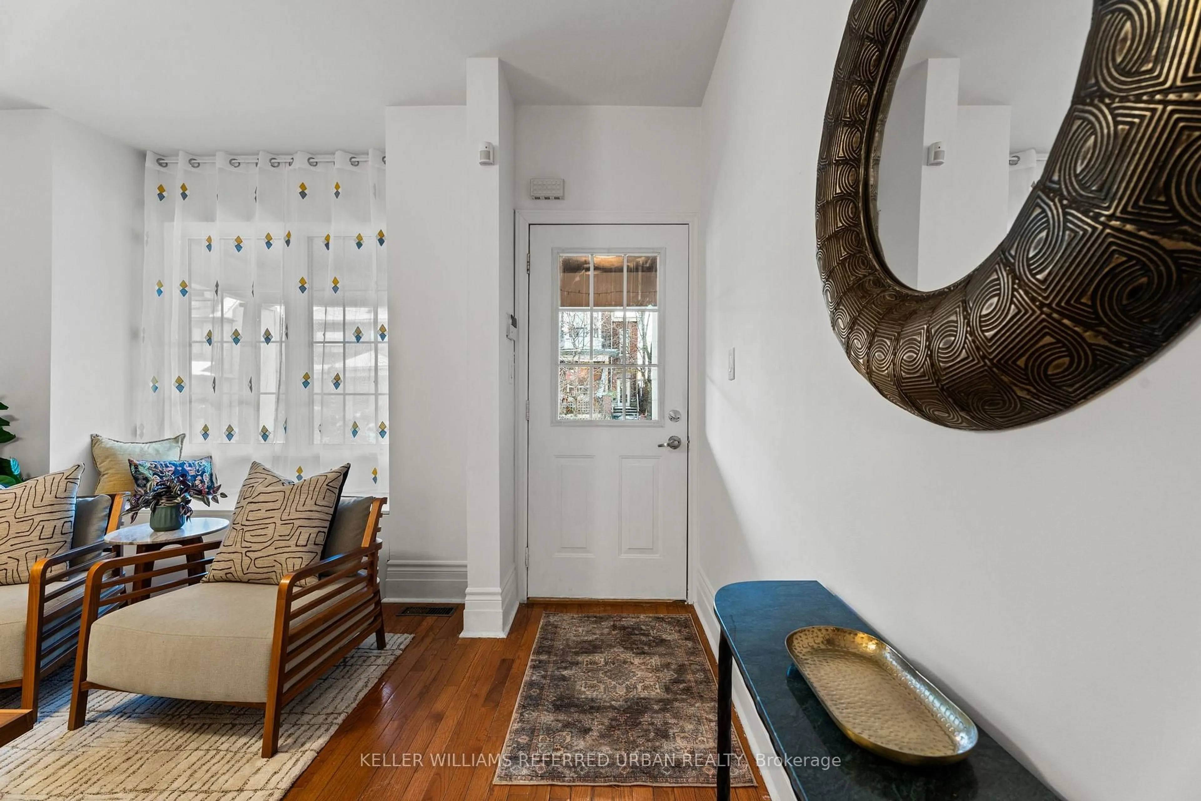 Indoor entryway for 166 Essex St, Toronto Ontario M6G 1T5