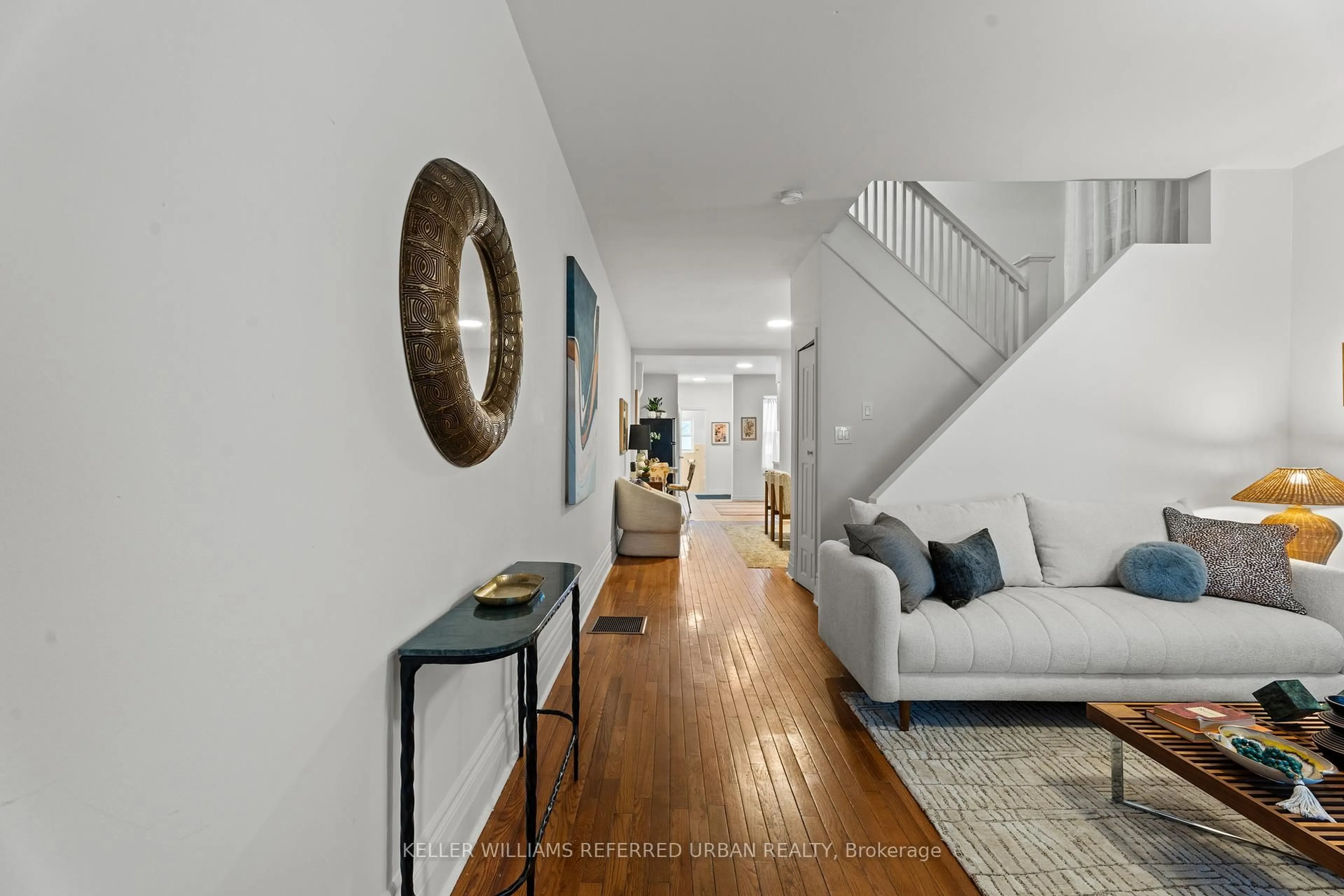 Indoor entryway for 166 Essex St, Toronto Ontario M6G 1T5