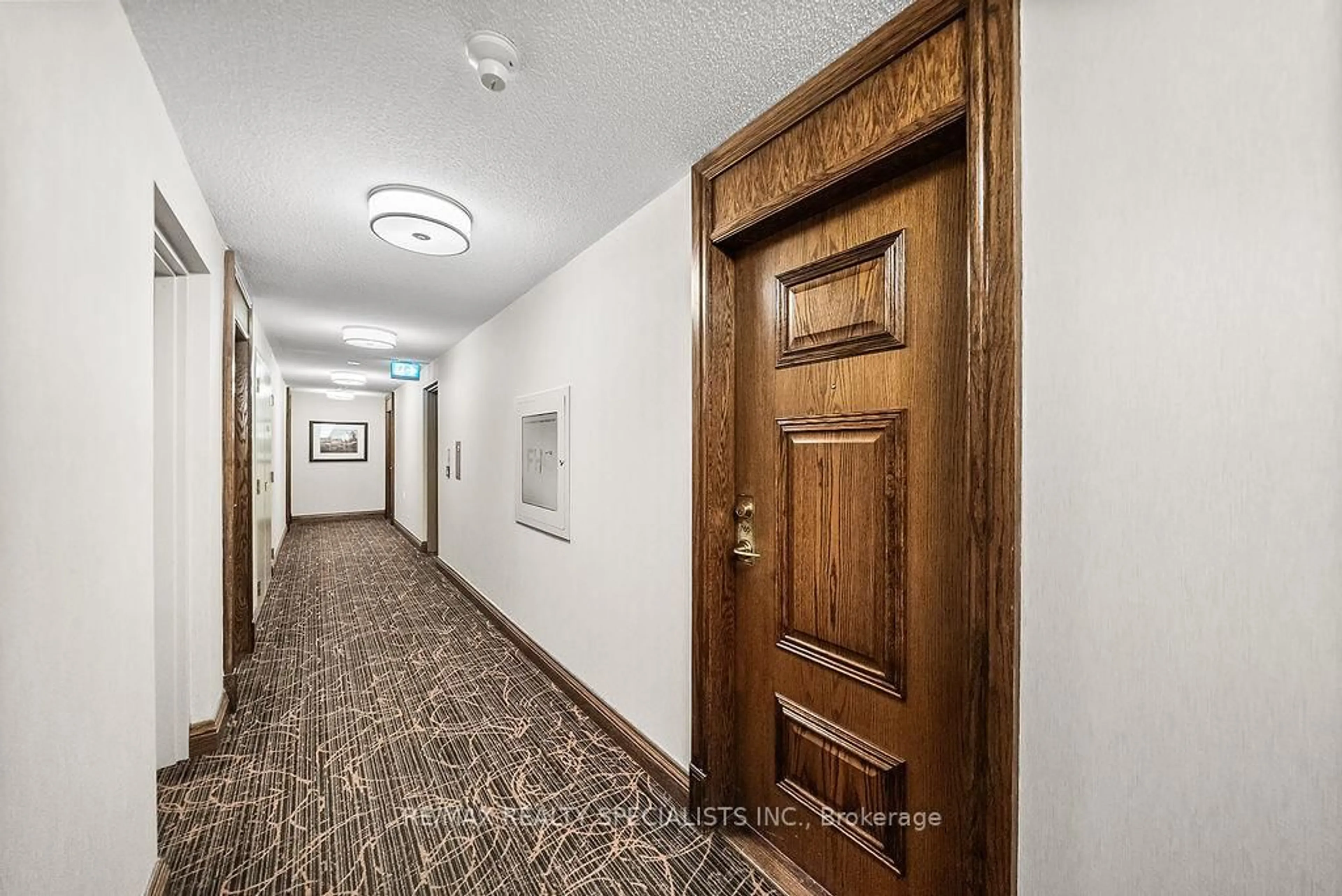 Indoor foyer for 4879 Kimbermount Ave #705, Mississauga Ontario L5M 7R8