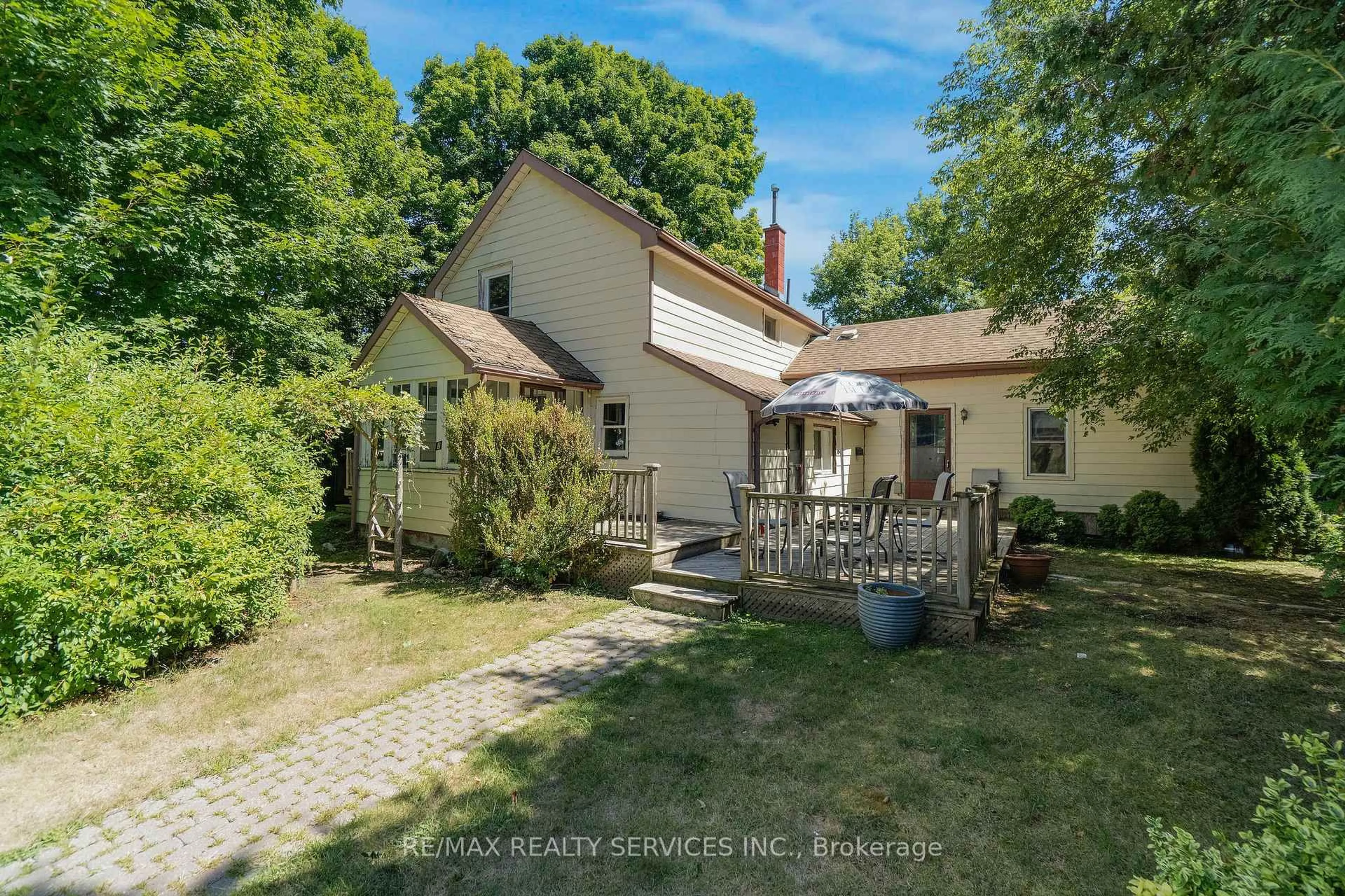 A pic from outside/outdoor area/front of a property/back of a property/a pic from drone, street for 2 Parsons Ave, Caledon Ontario L7C 1G1