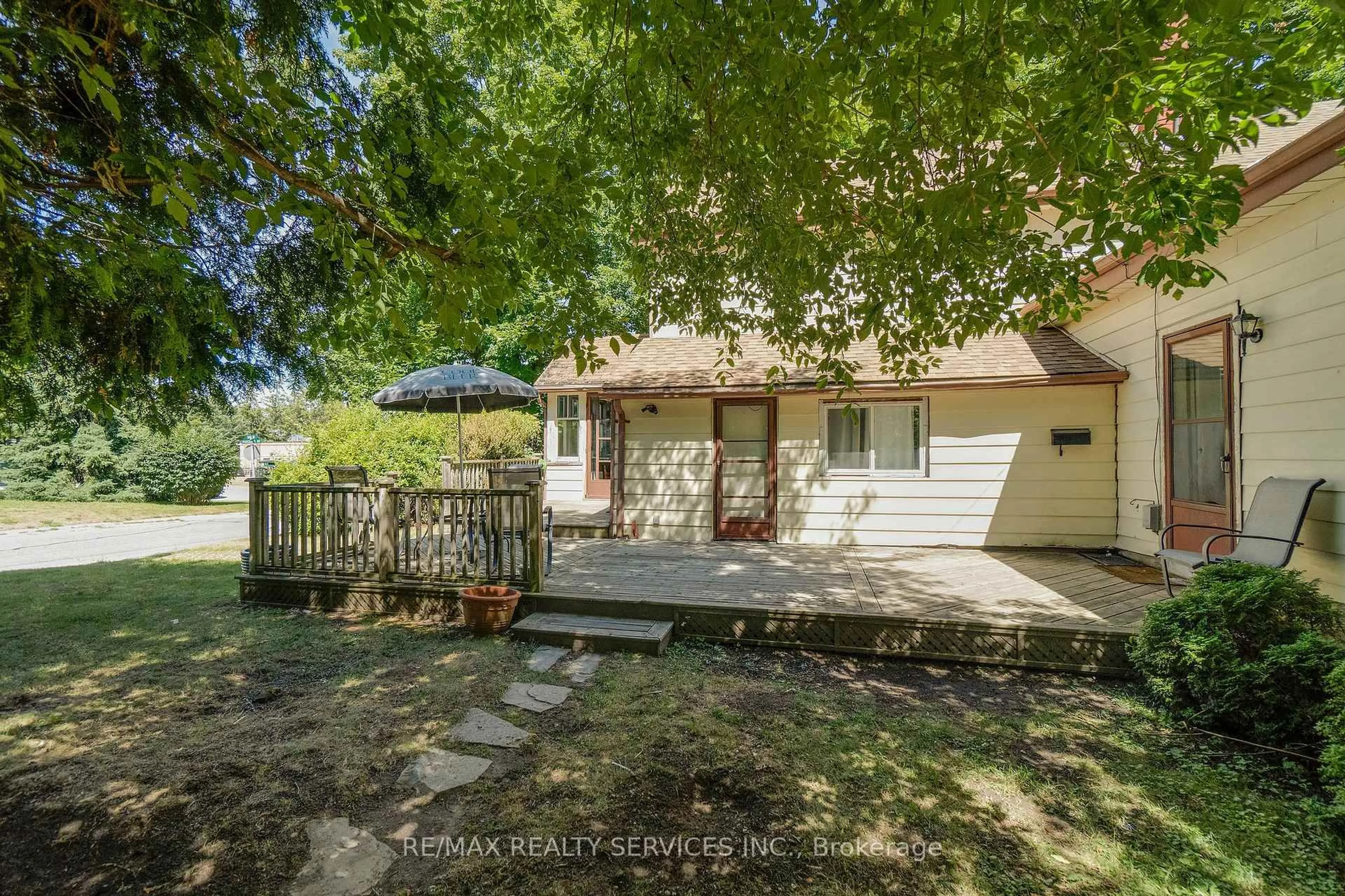 A pic from outside/outdoor area/front of a property/back of a property/a pic from drone, street for 2 Parsons Ave, Caledon Ontario L7C 1G1