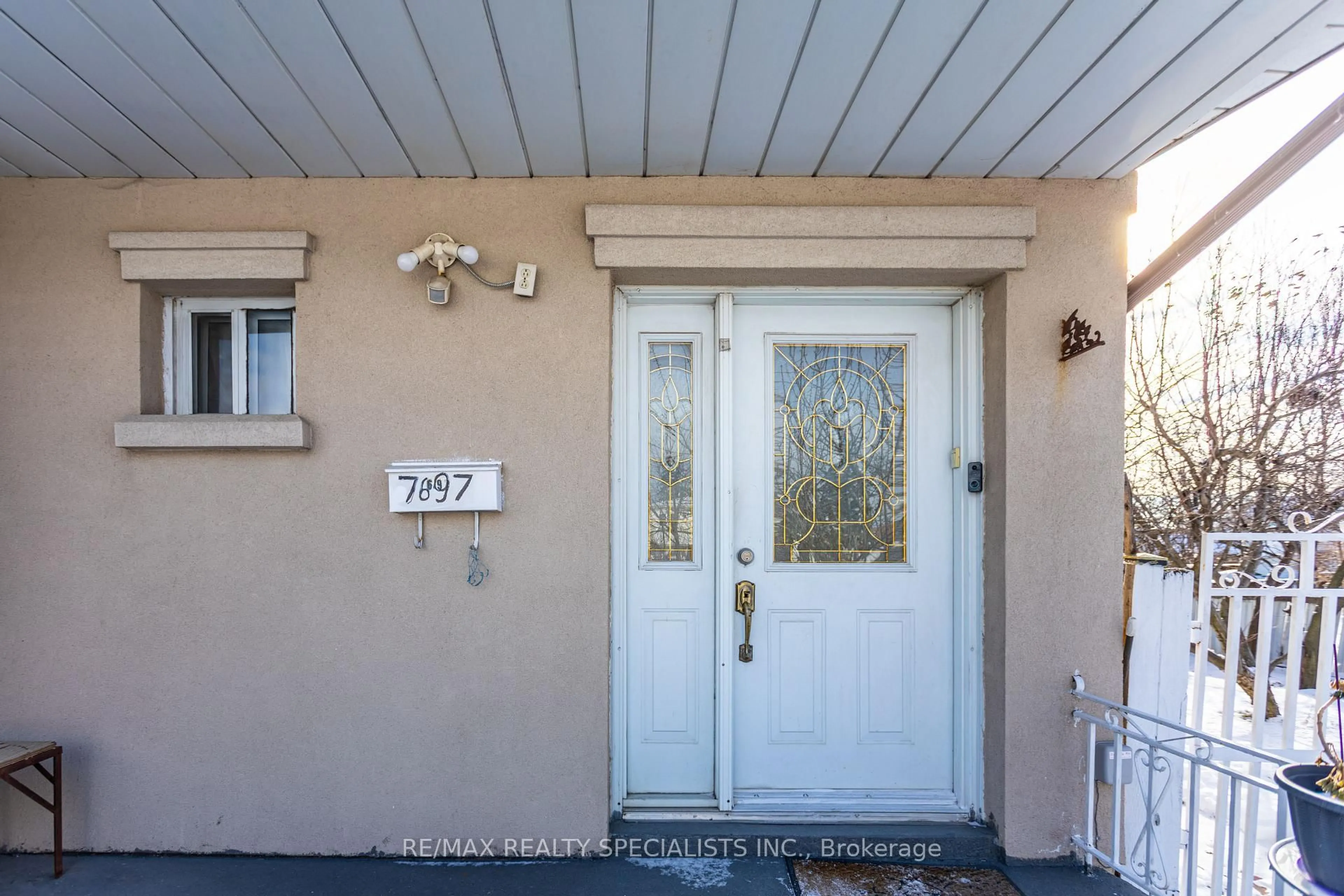 Indoor entryway for 7697 Benavon Rd, Mississauga Ontario L4T 3G5