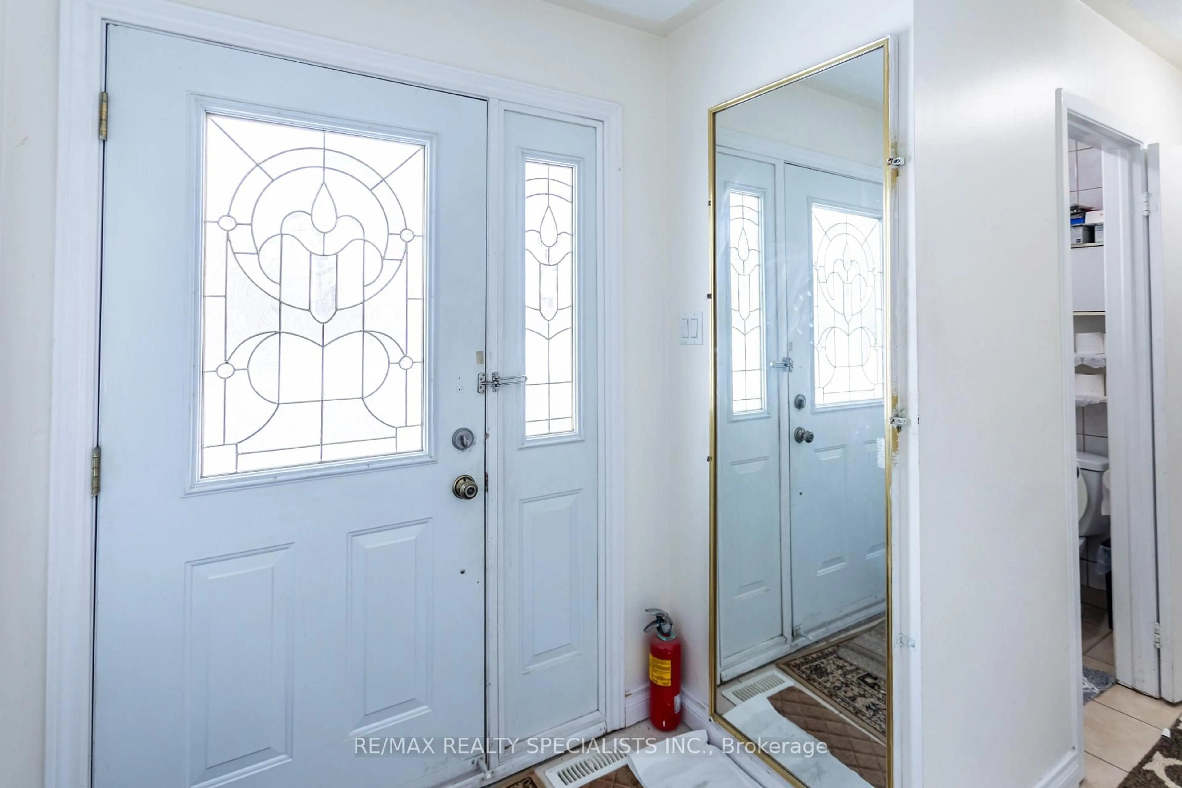 Indoor entryway for 7697 Benavon Rd, Mississauga Ontario L4T 3G5