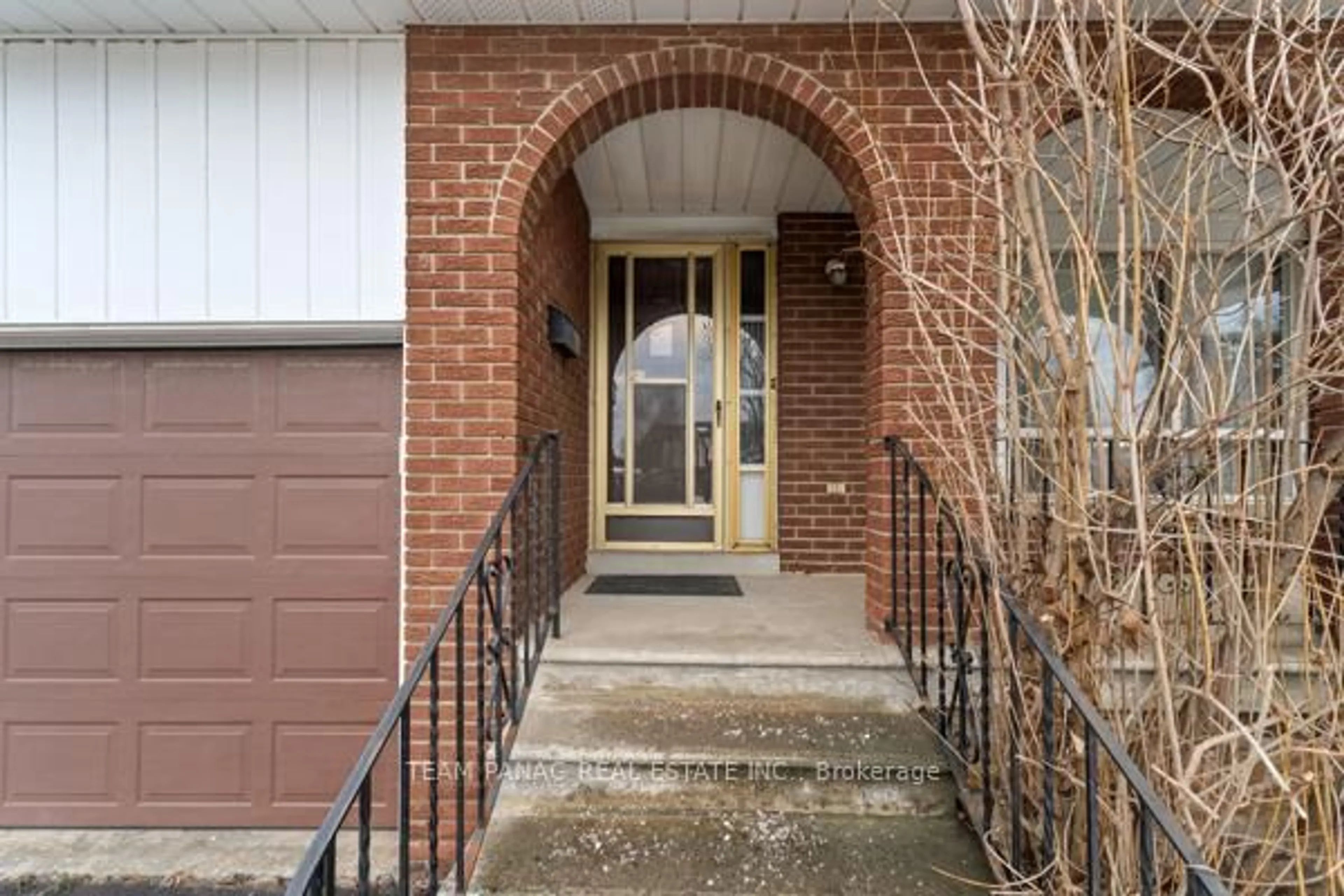 Indoor entryway for 7700 Netherwood Rd, Mississauga Ontario L4T 2P1