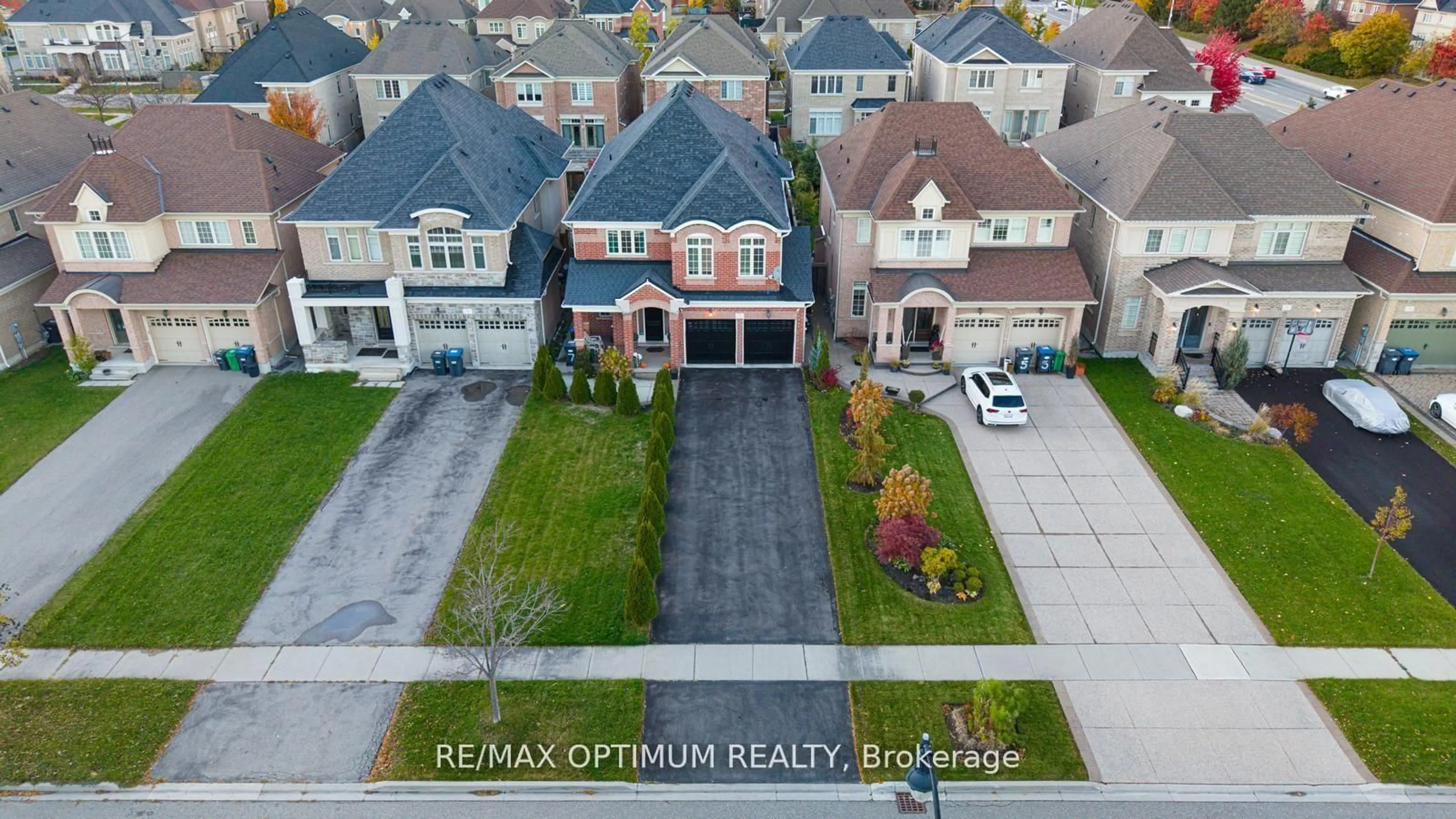 A pic from outside/outdoor area/front of a property/back of a property/a pic from drone, street for 7 Legendary Circ, Brampton Ontario L6Y 0R9