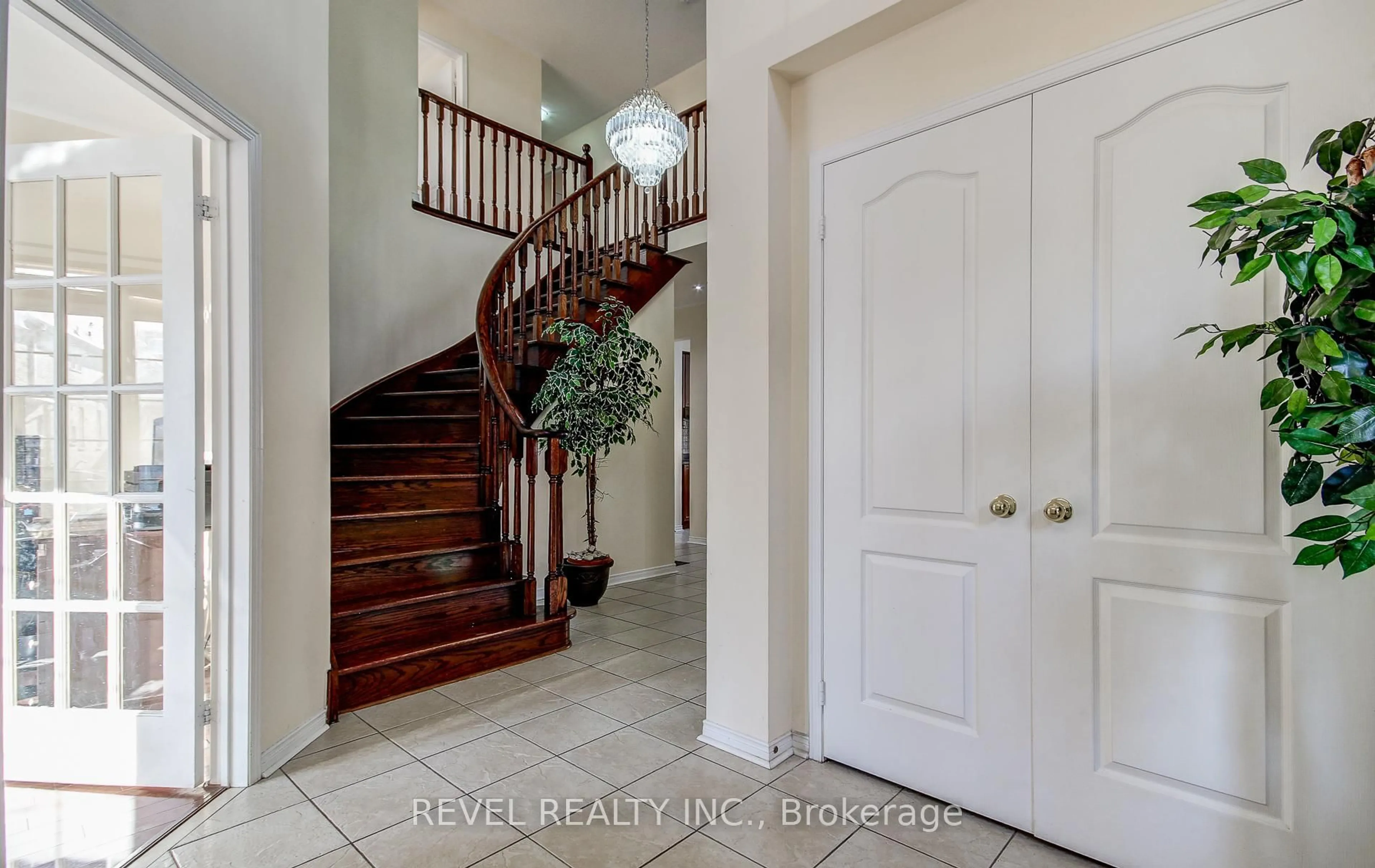 Indoor entryway for 5 Treegrove Cres, Brampton Ontario L7A 3X8