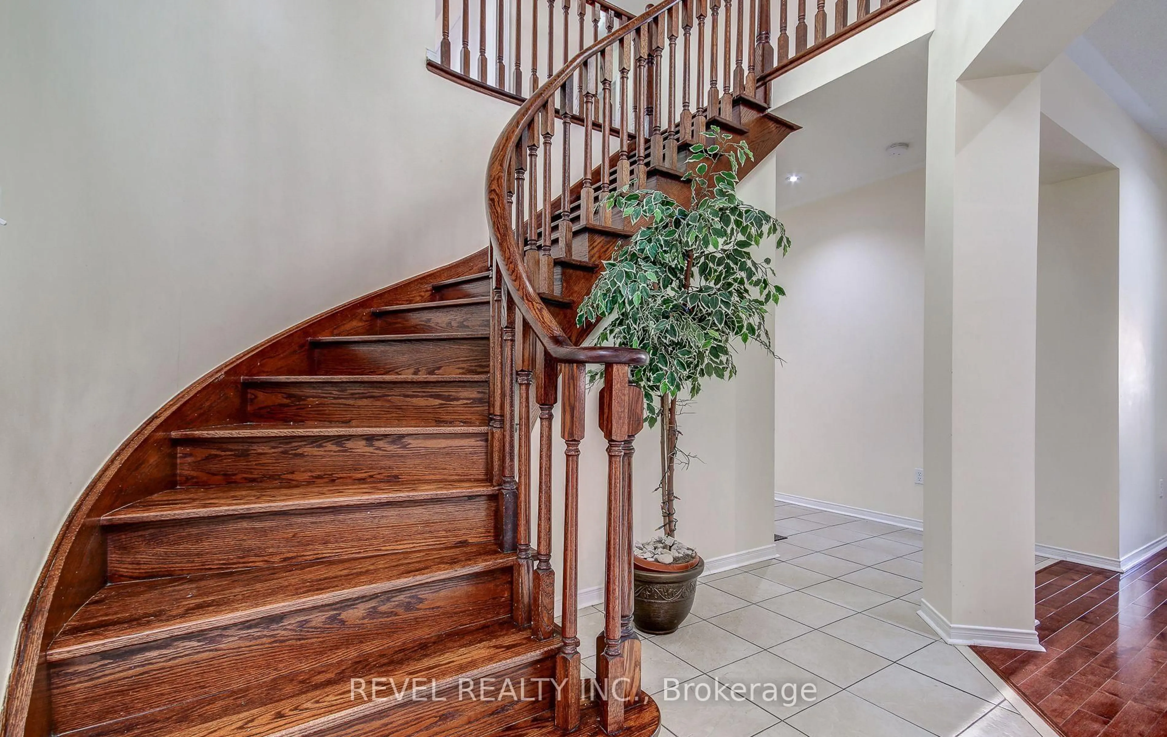 Stairs for 5 Treegrove Cres, Brampton Ontario L7A 3X8