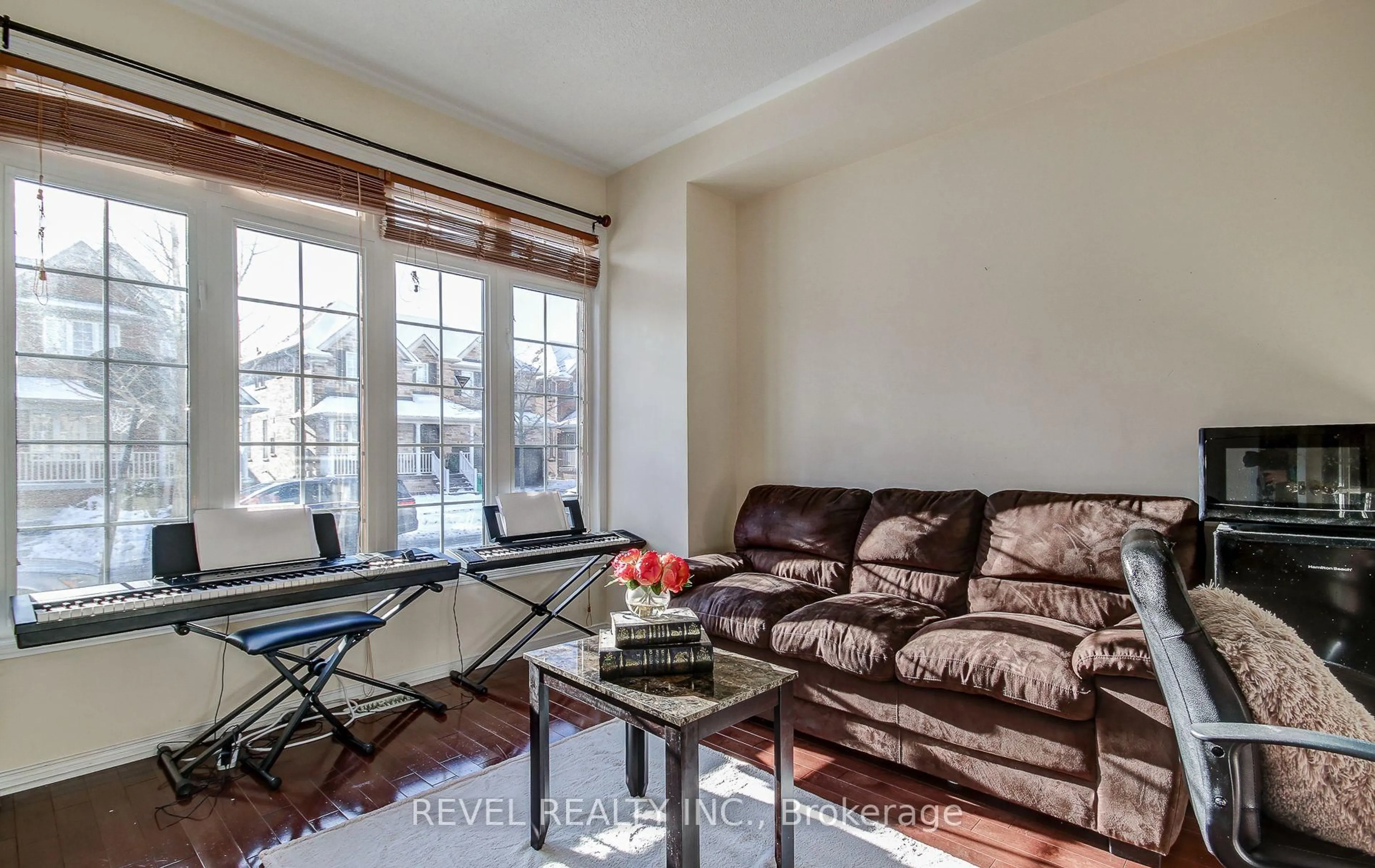 Living room with furniture, unknown for 5 Treegrove Cres, Brampton Ontario L7A 3X8