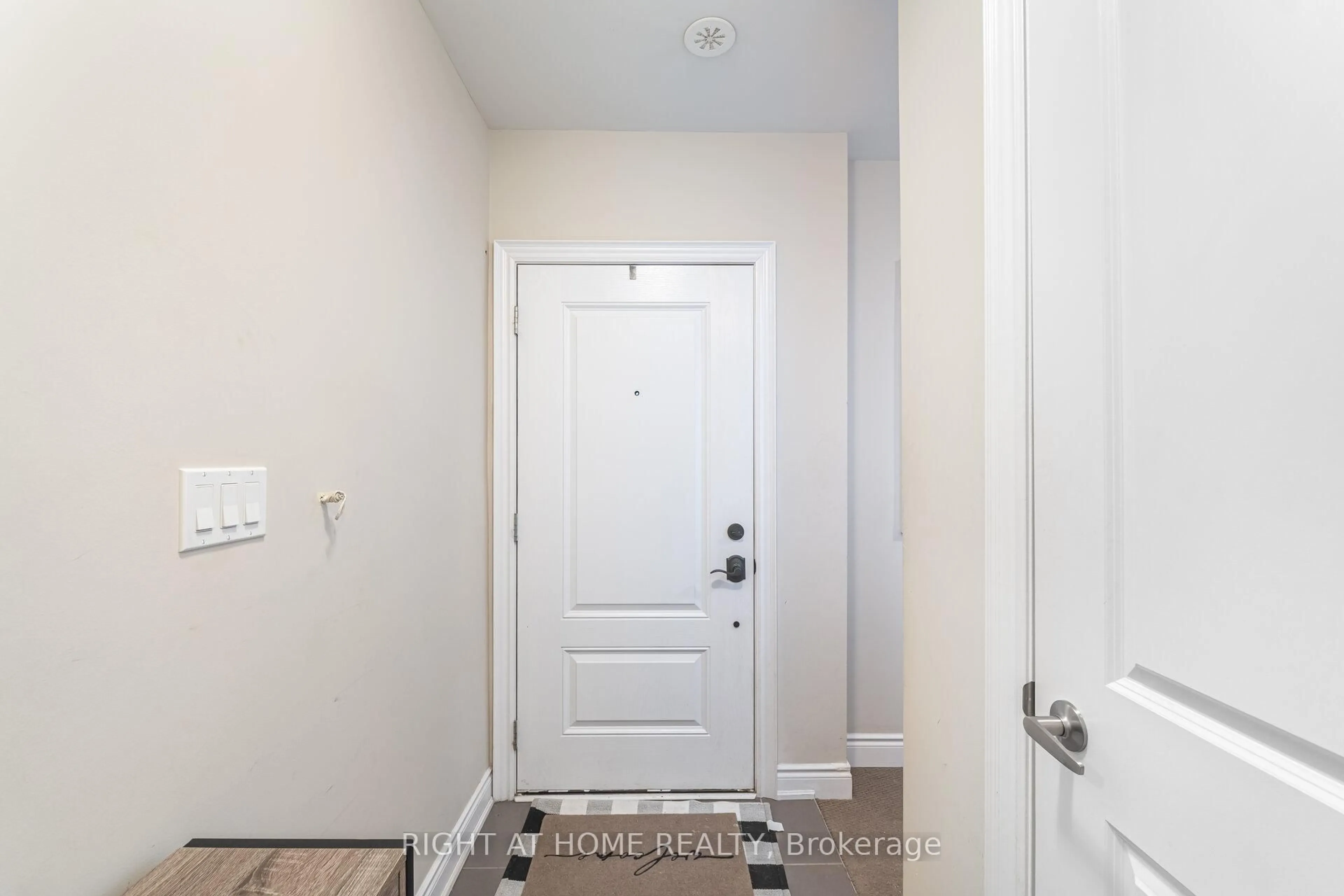 Indoor entryway for 2160 Trafalgar Rd #Unit 5, Oakville Ontario L6H 7H2