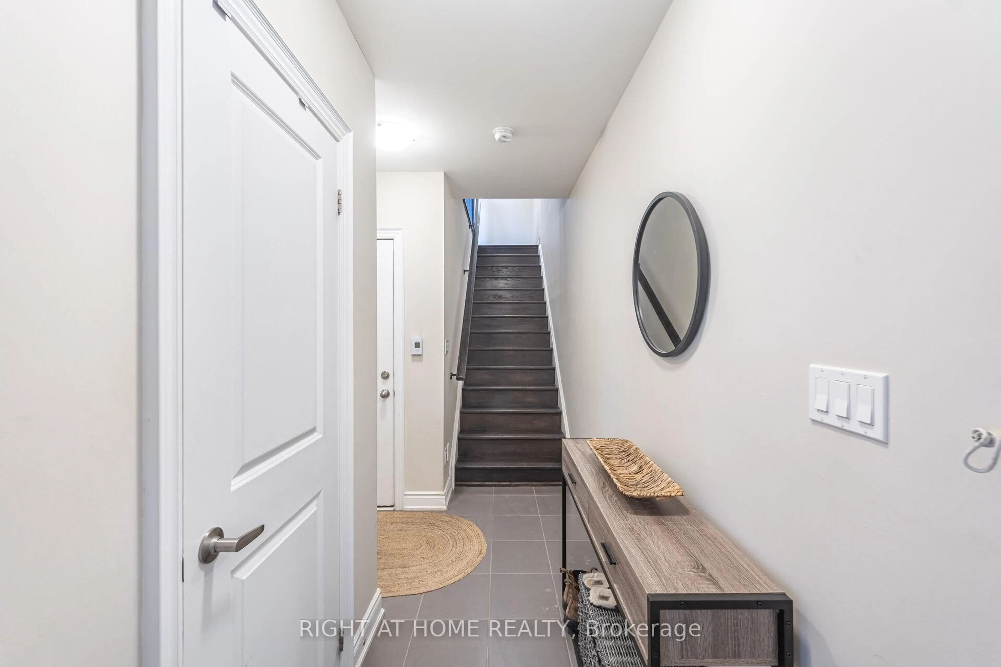 Indoor entryway for 2160 Trafalgar Rd #Unit 5, Oakville Ontario L6H 7H2