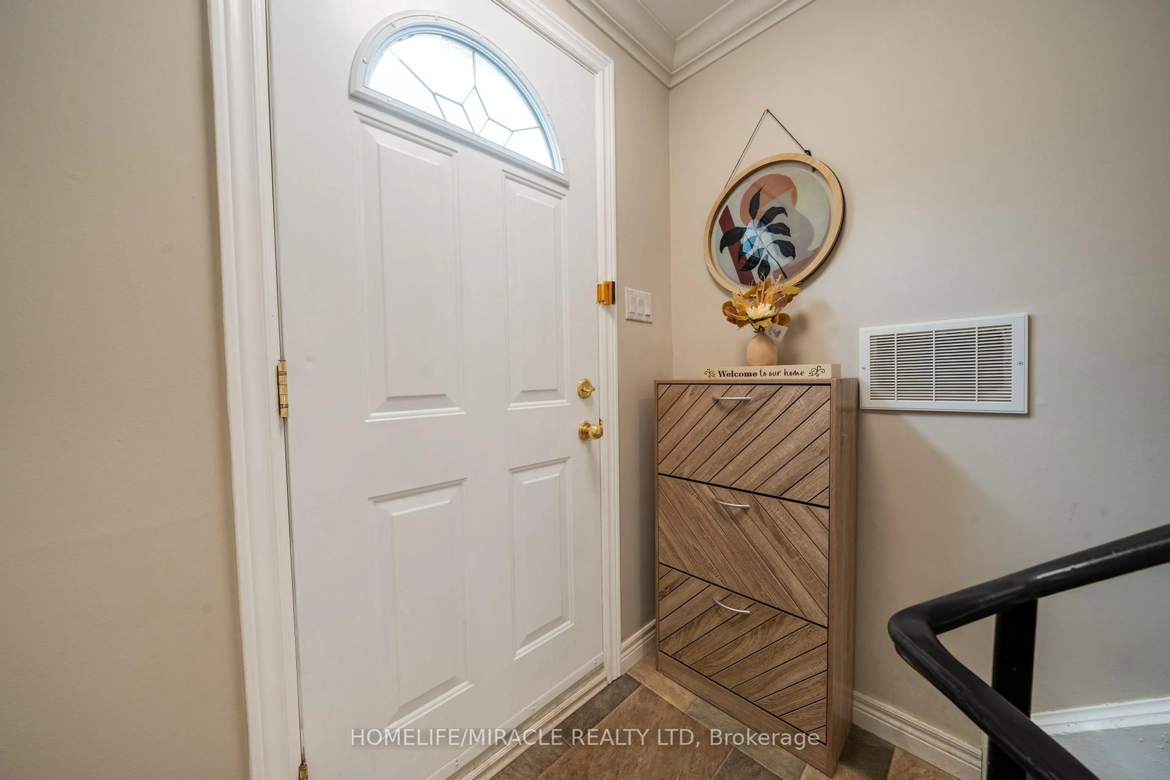 Indoor entryway for 1548 Westminster Pl, Burlington Ontario L7P 2B5
