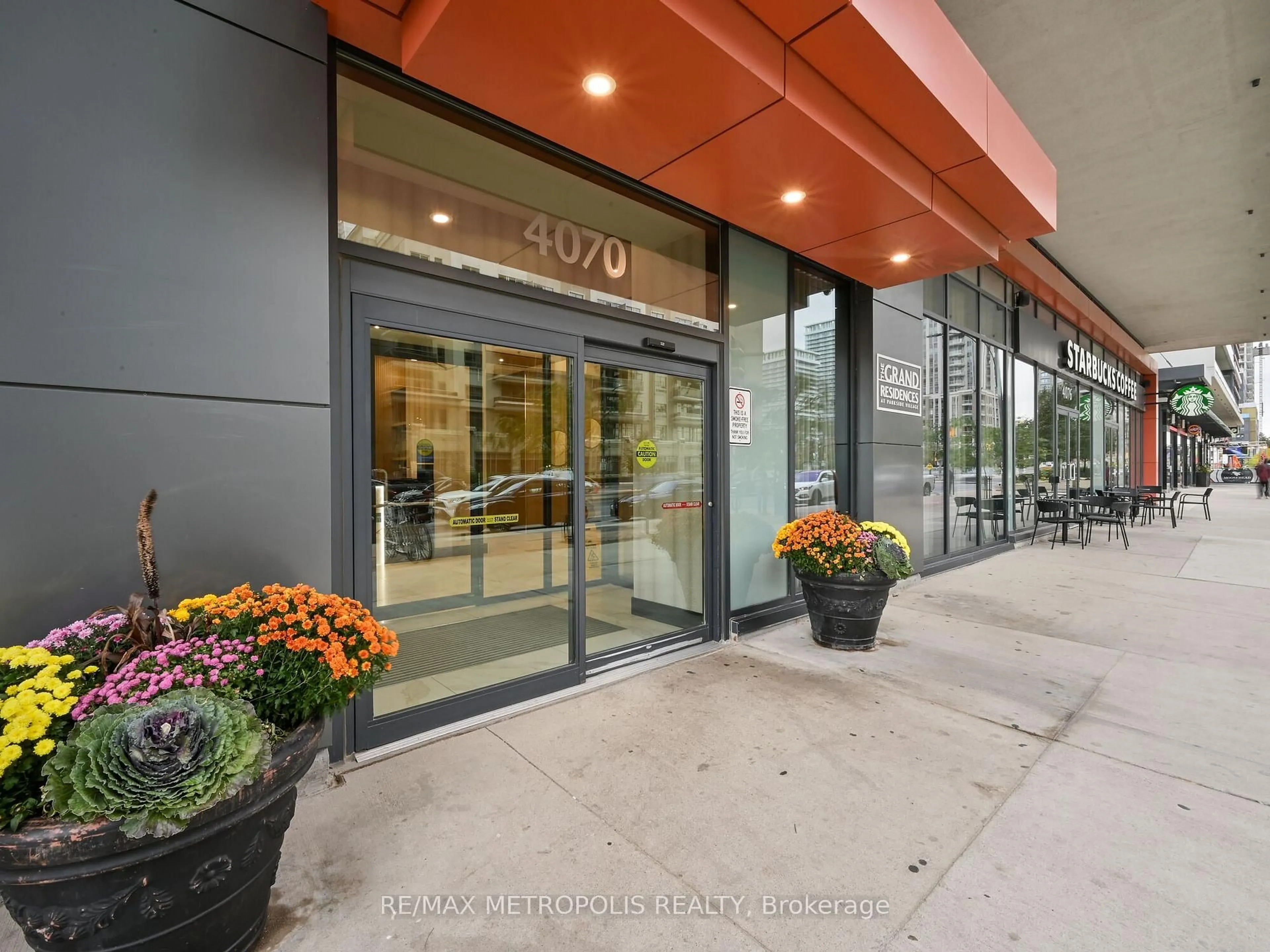 Indoor foyer for 4070 Confederation Pkwy #1004, Mississauga Ontario L5B 0E9