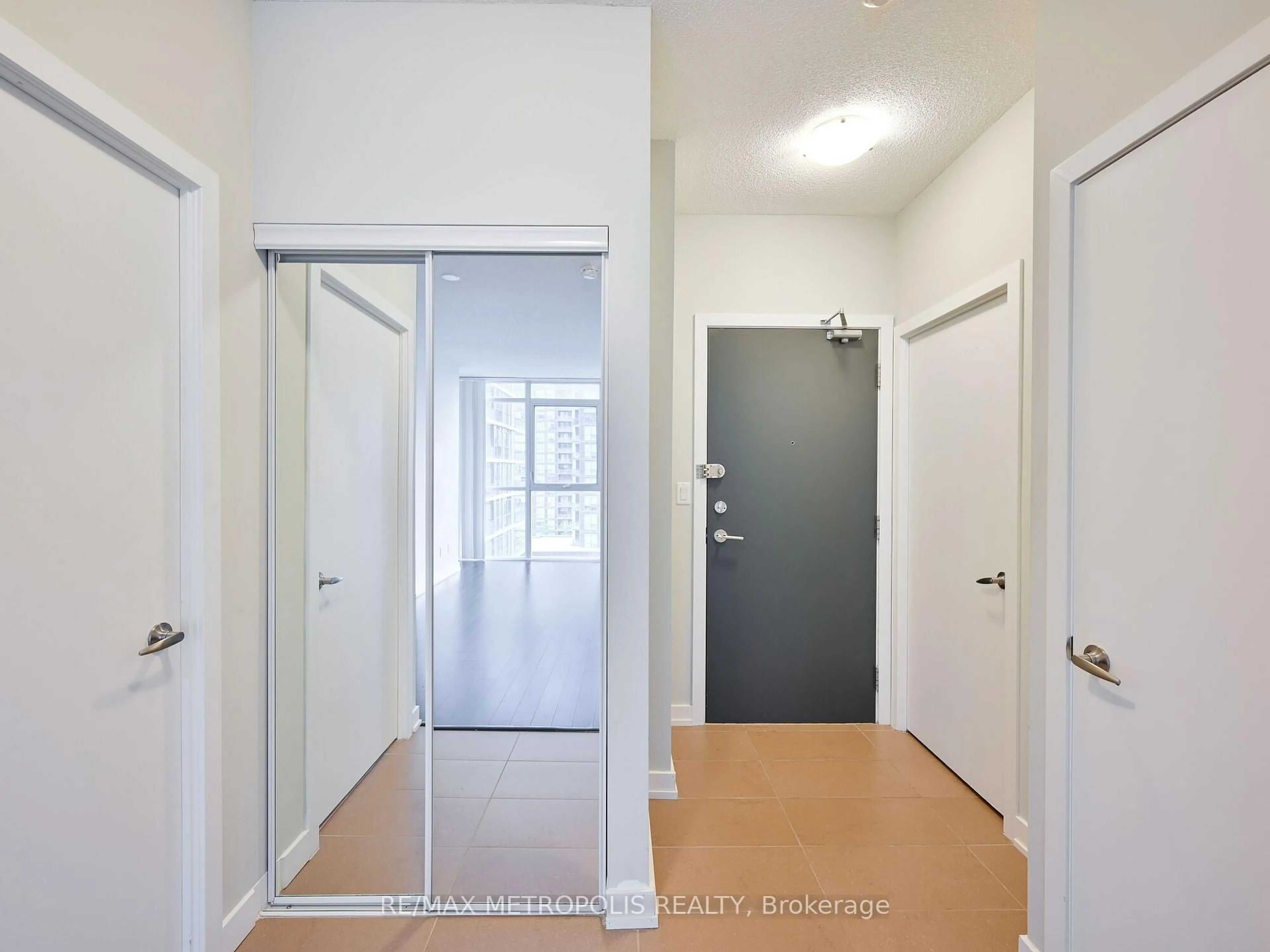 Indoor entryway for 4070 Confederation Pkwy #1004, Mississauga Ontario L5B 0E9