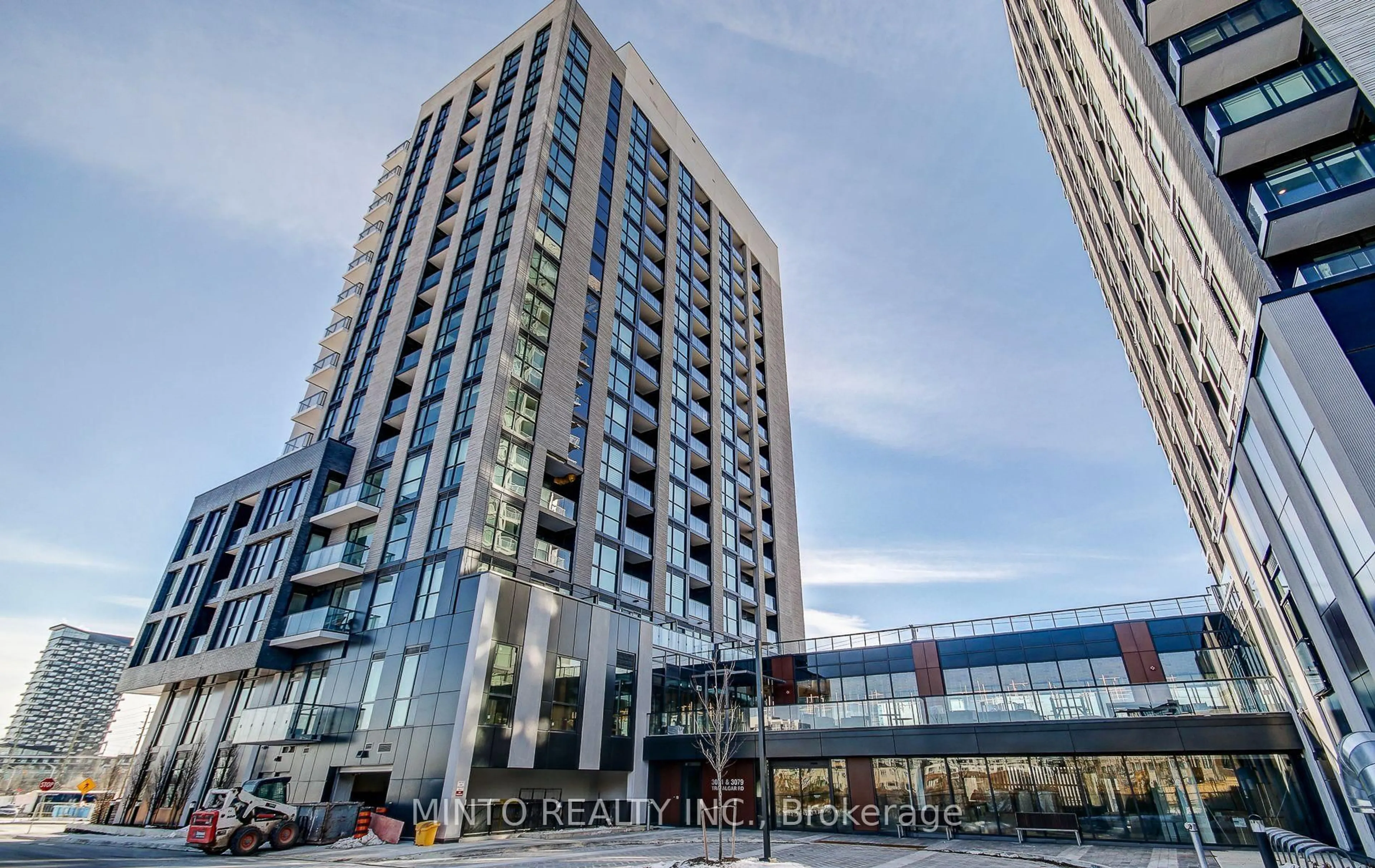 Indoor foyer for 3079 Trafalgar Rd #701, Oakville Ontario L6H 8C5